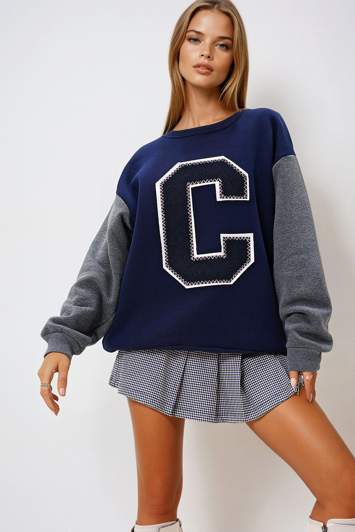 Lacivert Bisiklet Yaka Renk Bloklu Harf Detaylı 2 İplik Sweatshirt