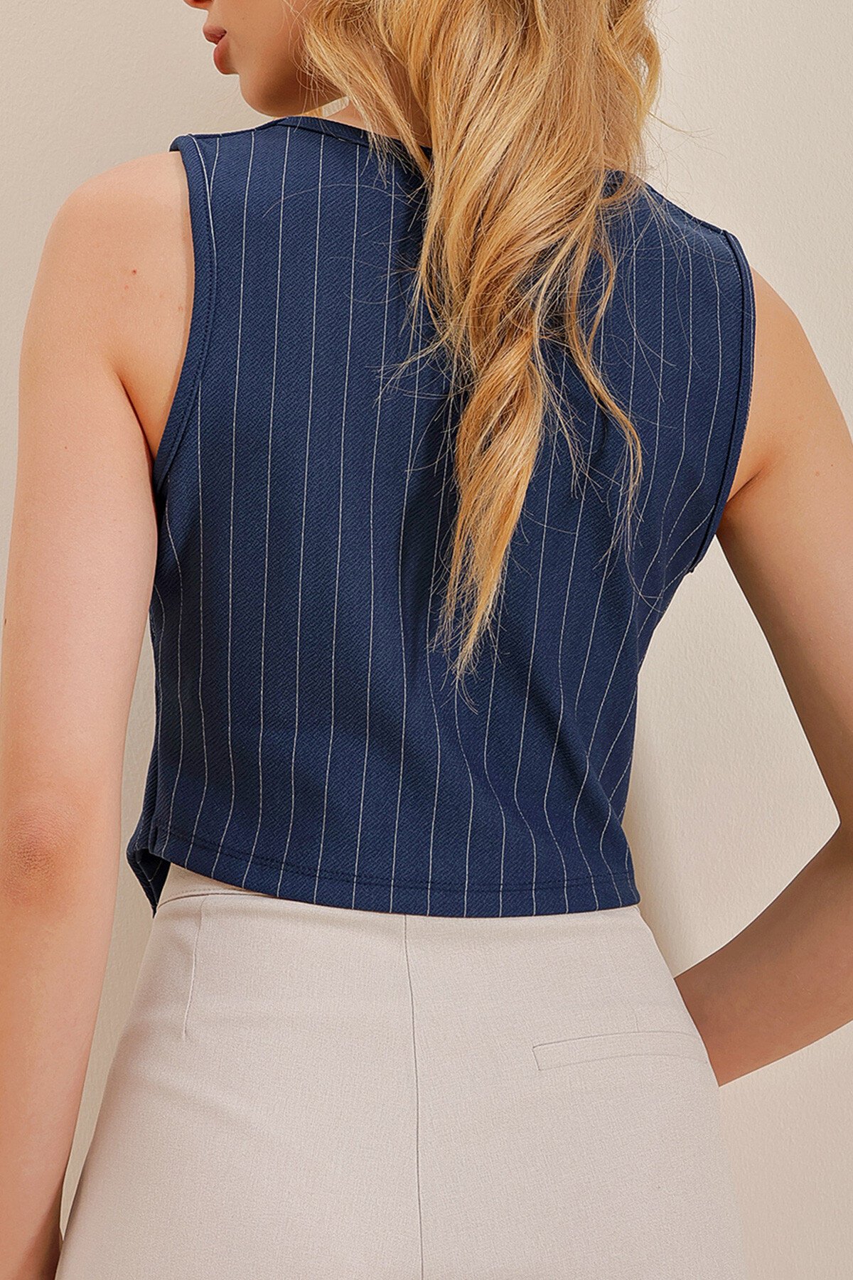 Lacivert Kalp Yaka Düğmeli Çizgili Yelek