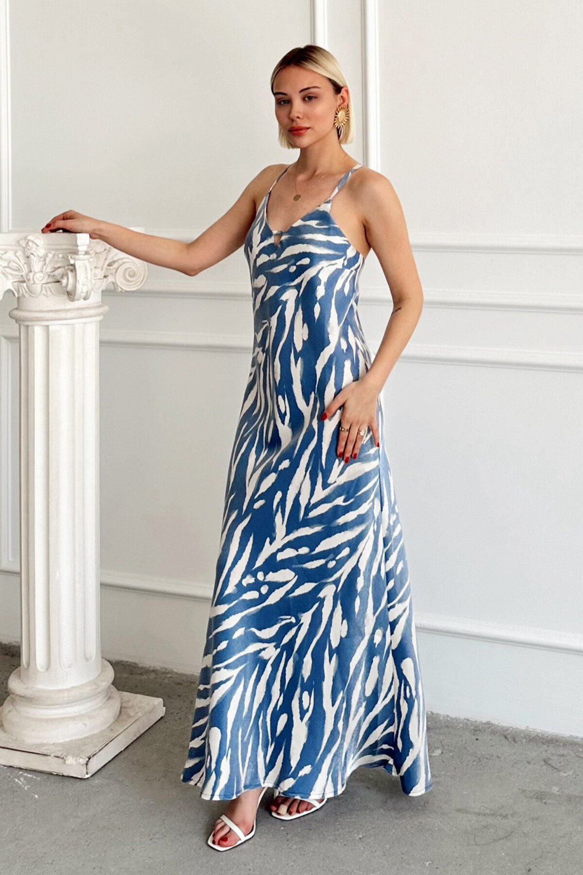 Lacivert V Yaka Ayarlanabilir Çapraz İp Askılı Maxi Boy Saten Elbise