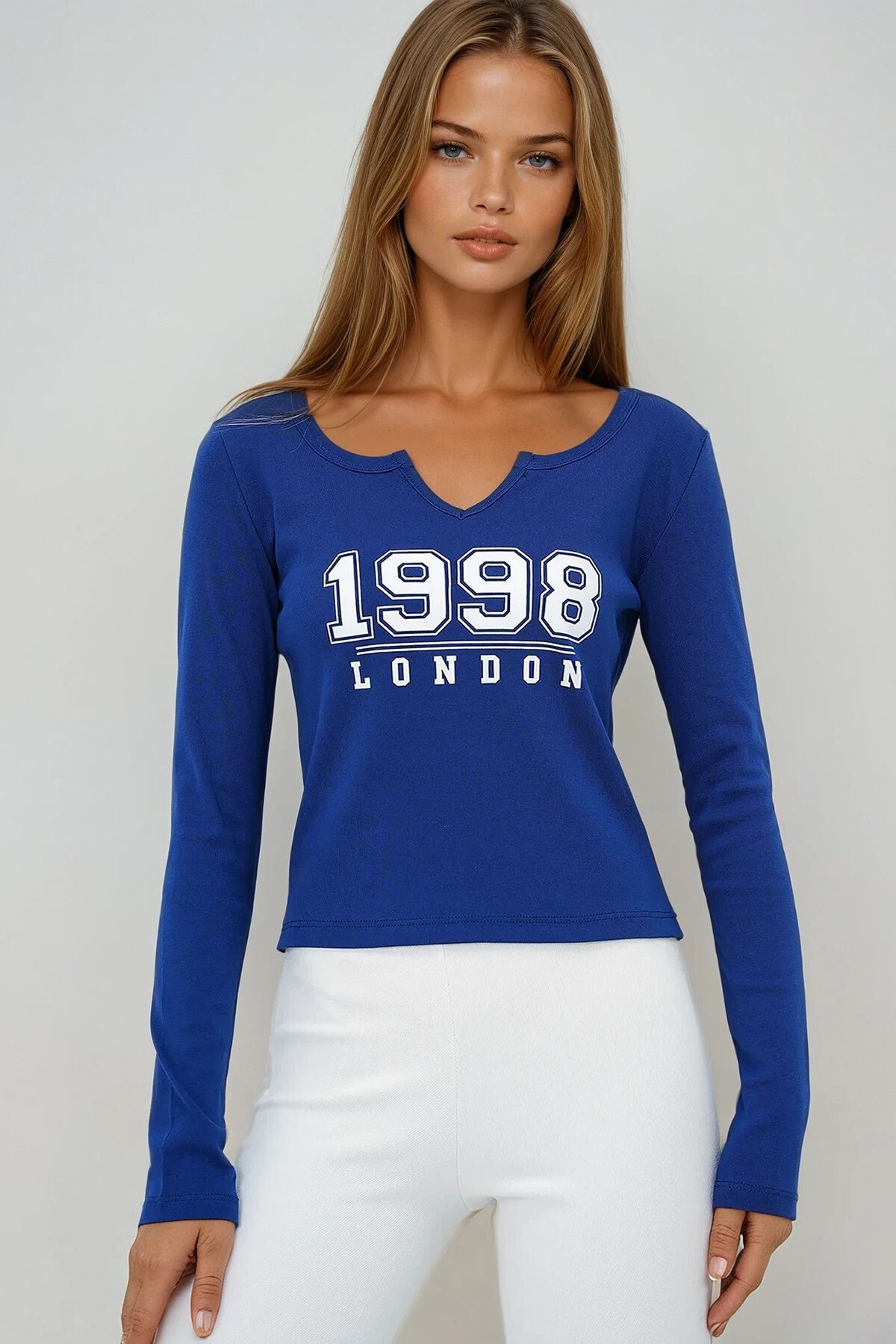 Lacivert Yırtmaç Yaka Yazı Baskılı Crop Bluz