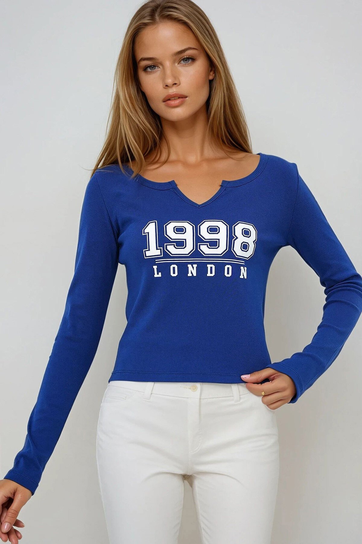 Lacivert Yırtmaç Yaka Yazı Baskılı Crop Bluz