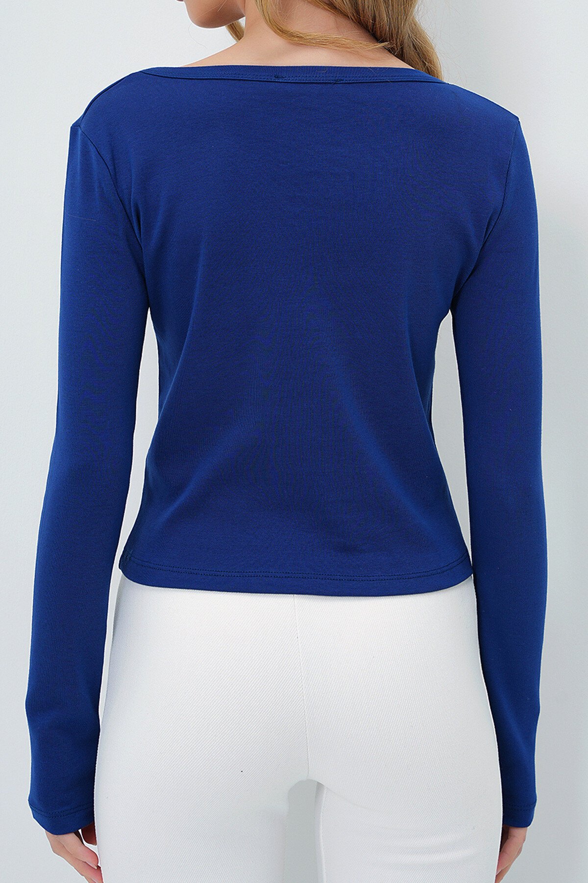 Lacivert Yırtmaç Yaka Yazı Baskılı Crop Bluz