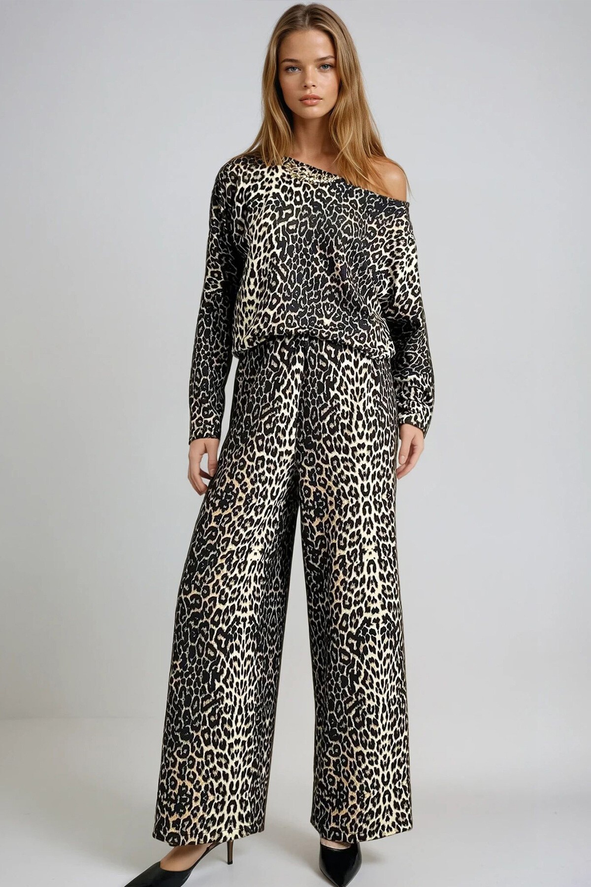 Leopar Leopar Desenli Kayık Yaka Yumuşak Dokulu Geniş Kesim Bluz Ve Pantolon Takım