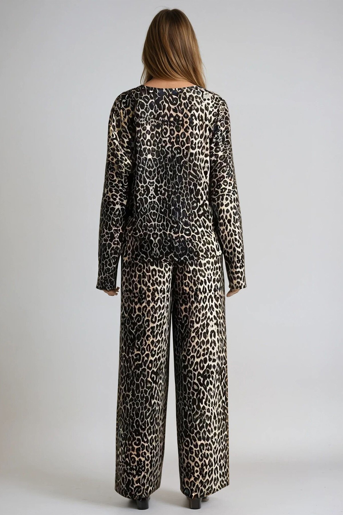 Leopar Leopar Desenli Kayık Yaka Yumuşak Dokulu Geniş Kesim Bluz Ve Pantolon Takım