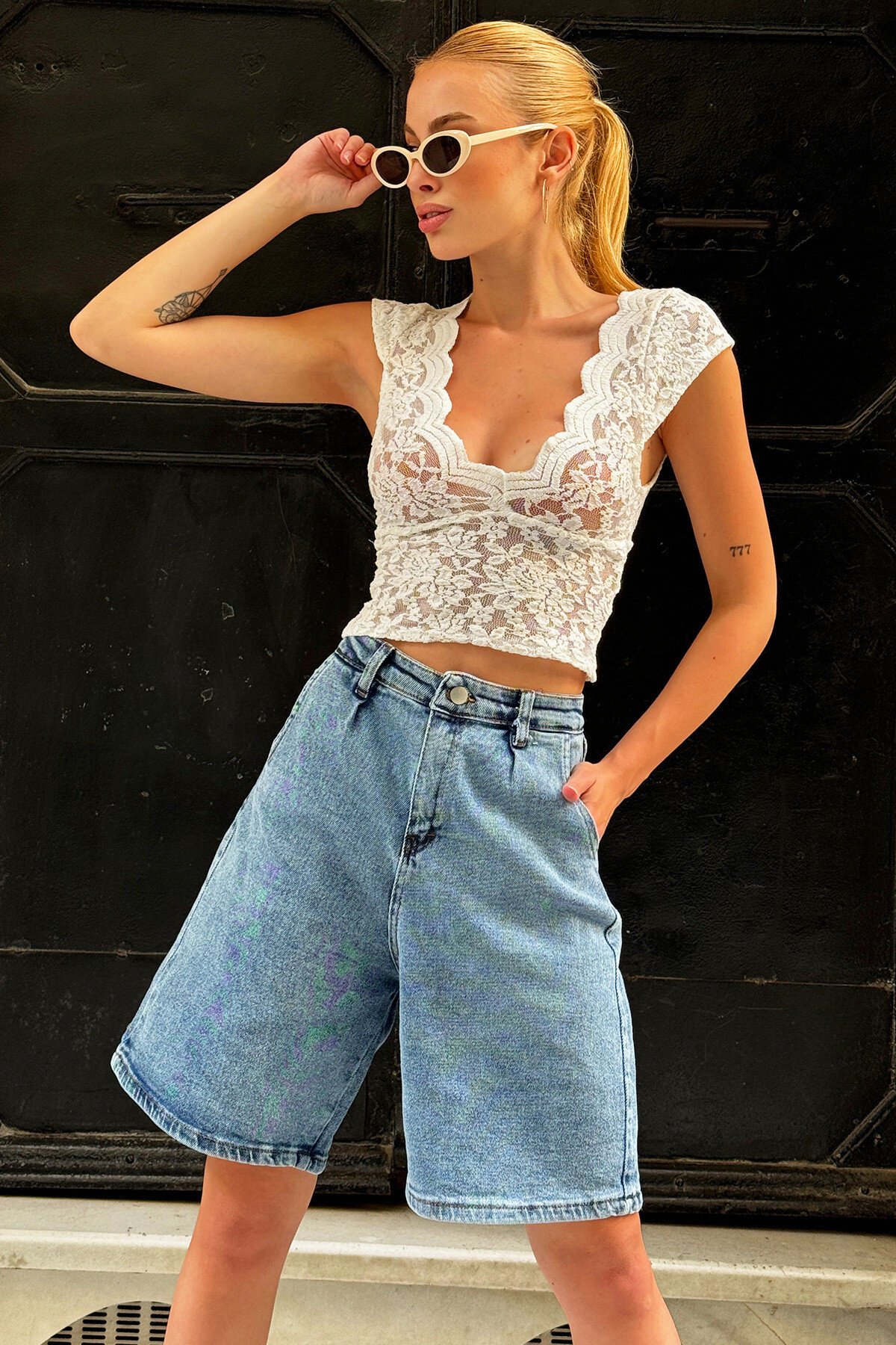 Mavi Beş Cepli Düğmeli Bermuda Kot Şort