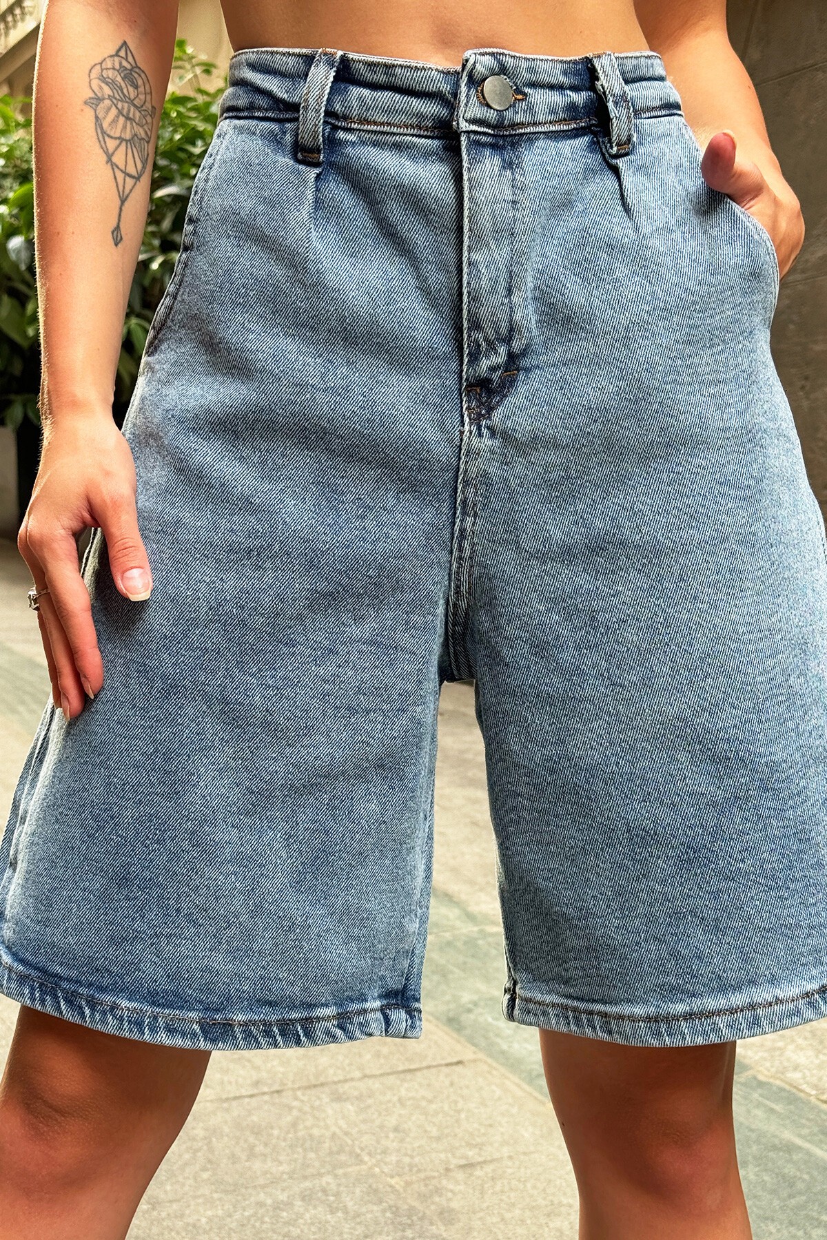 Mavi Beş Cepli Düğmeli Bermuda Kot Şort