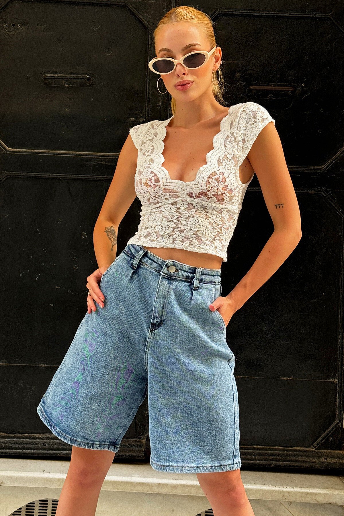 Mavi Beş Cepli Düğmeli Bermuda Kot Şort