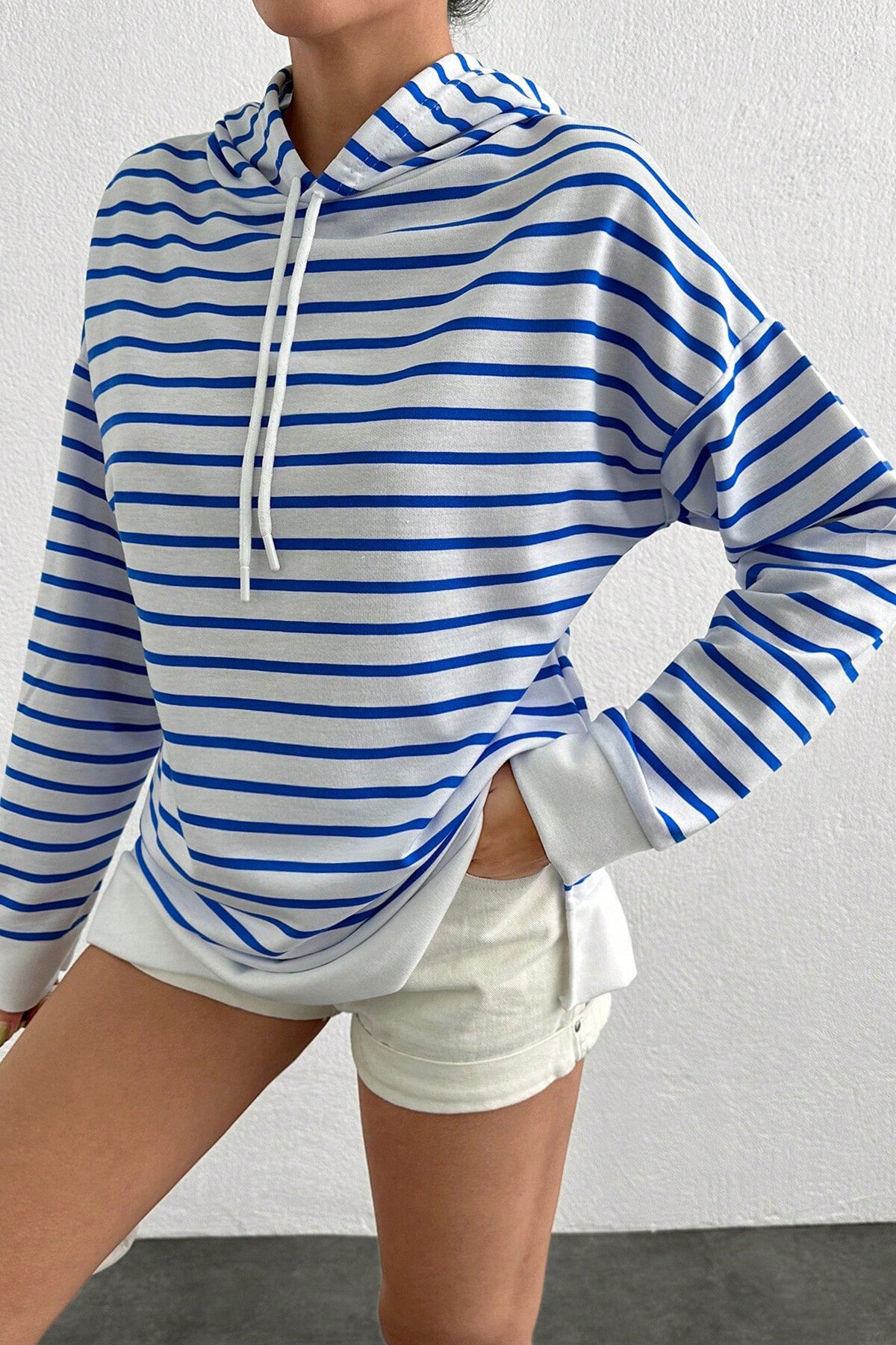 Mavi Kapüşonlu Yani Yırtmaçlı Şerit Desenli Sweat