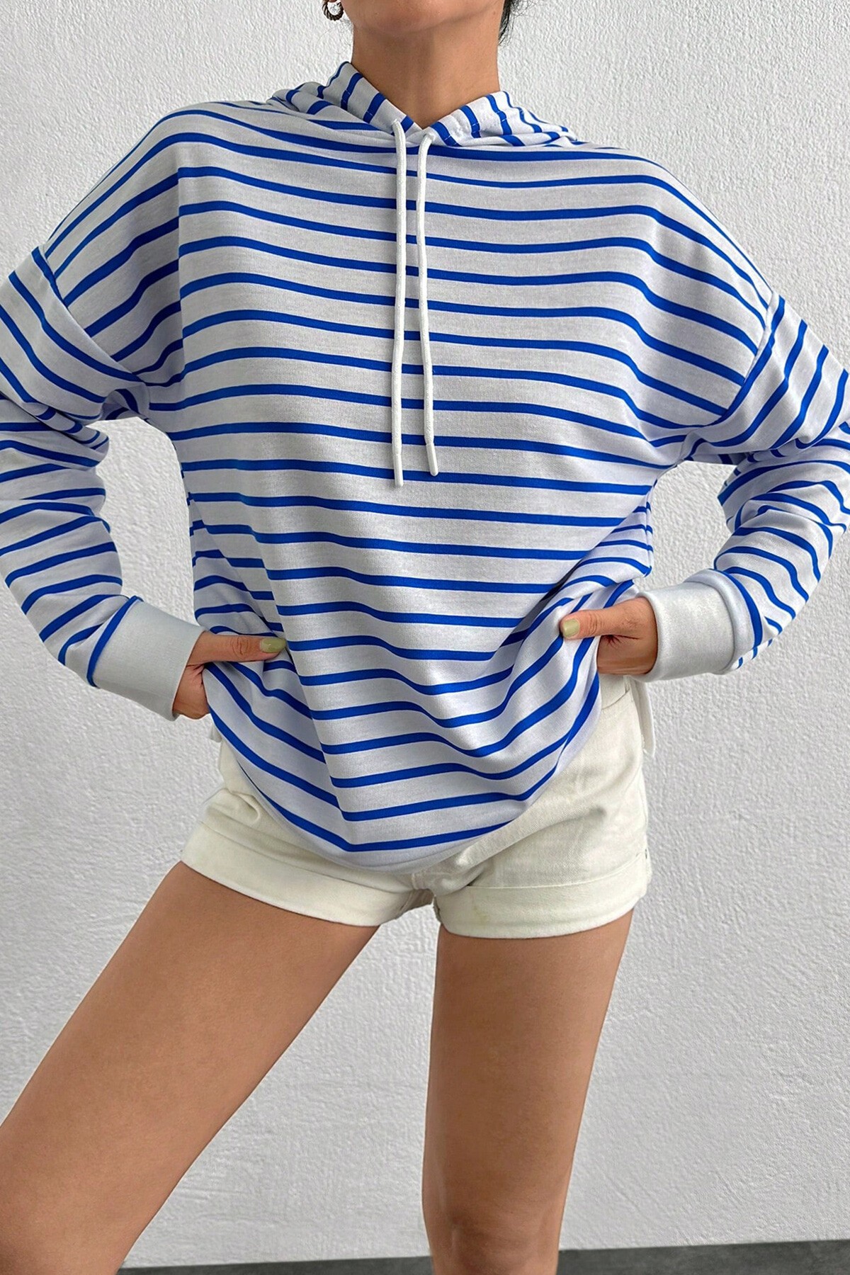 Mavi Kapüşonlu Yani Yırtmaçlı Şerit Desenli Sweat