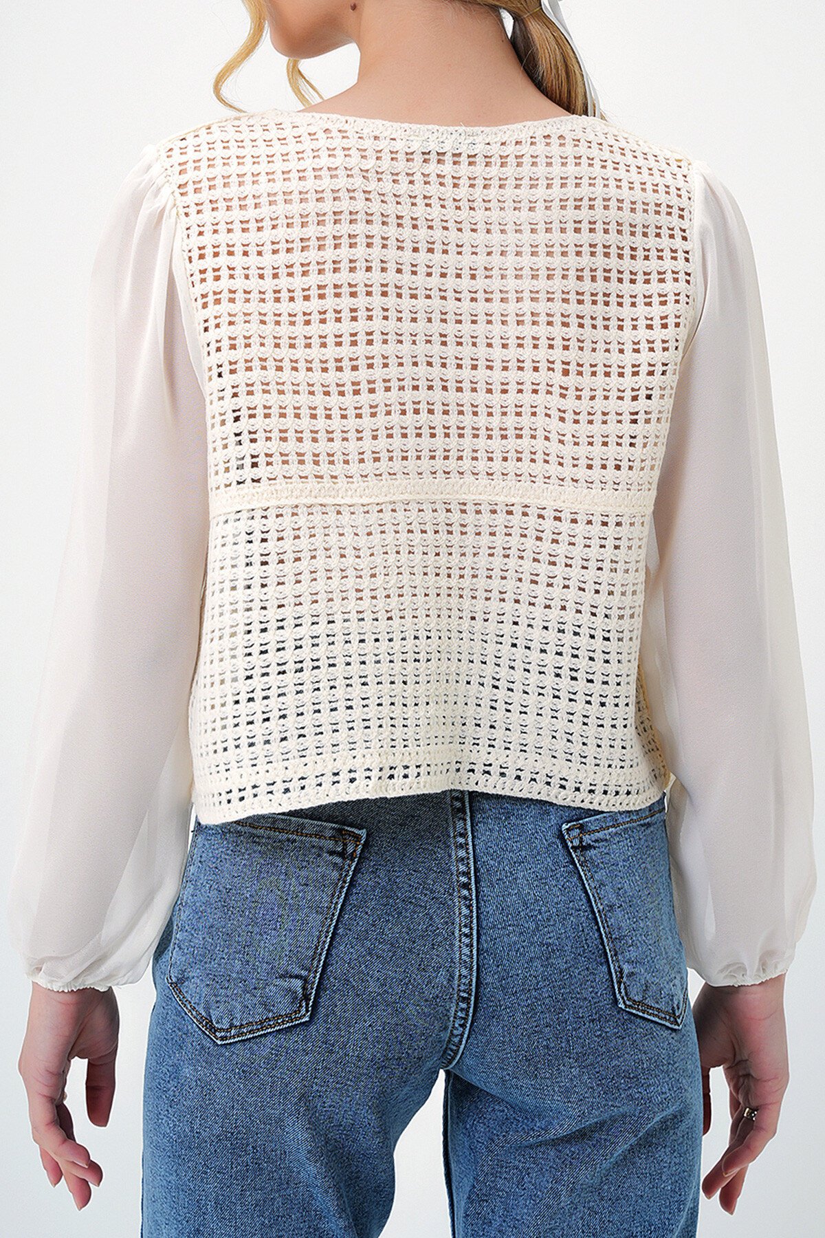 Mavi V Yaka Nakışlı Kolları Şifon Düğmeli Crop Bluz