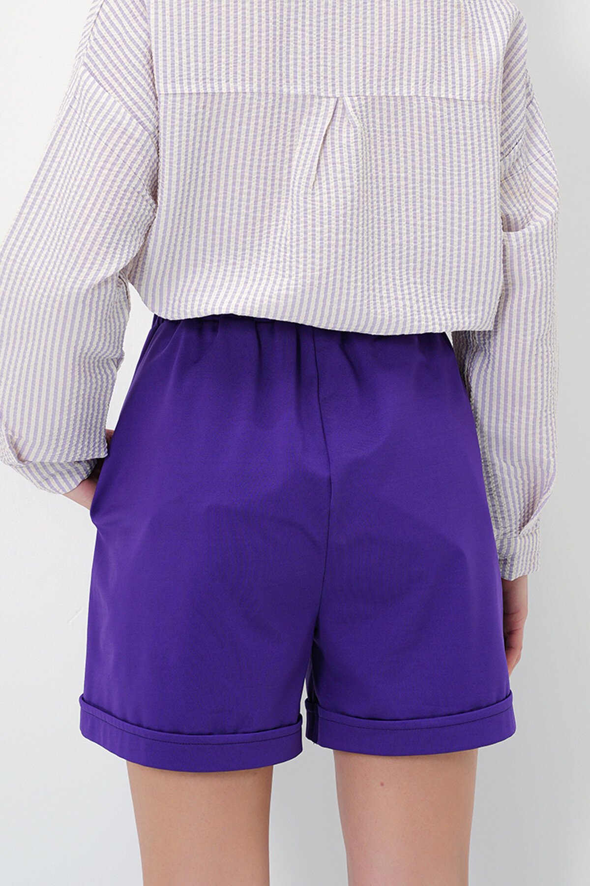Mor Beli Lastikli Kemerli Çift Cep Duble Paça Carrot Gabardin Şort