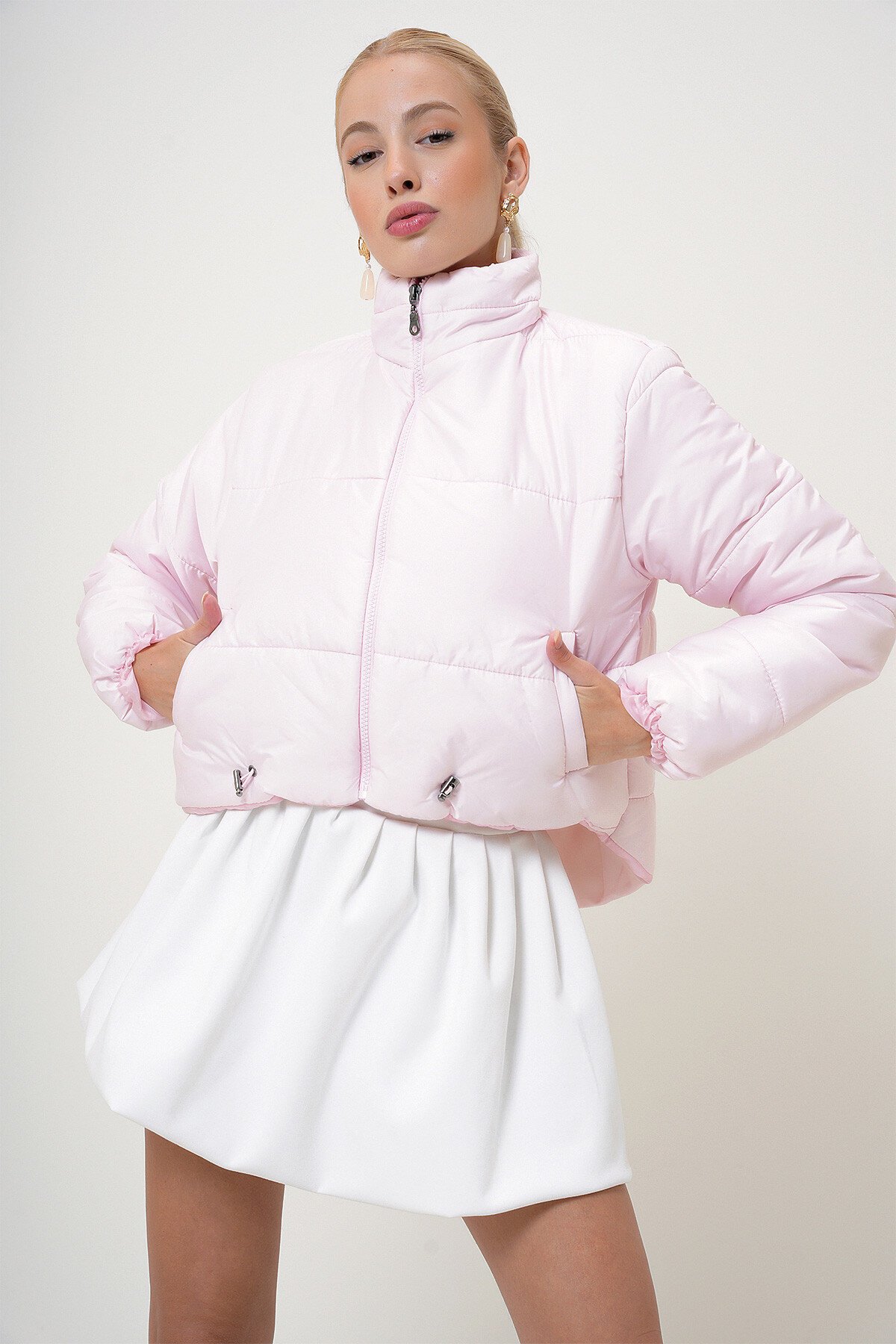 Pembe Dik Yaka Çift Cepli Beli Lastikli Şişme Puffer Mont