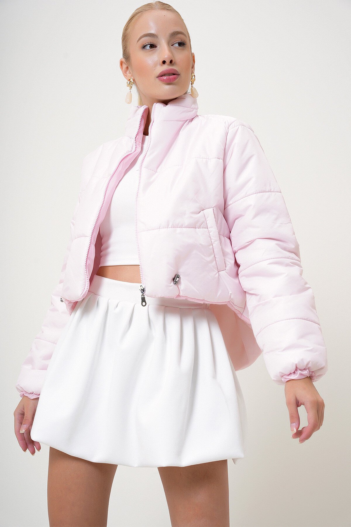 Pembe Dik Yaka Çift Cepli Beli Lastikli Şişme Puffer Mont
