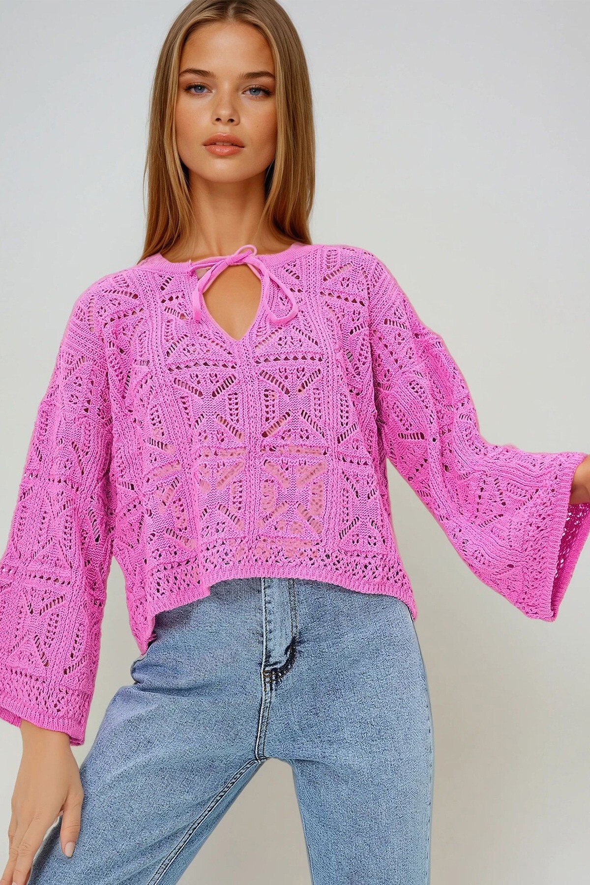 Pembe Geniş Yaka Bağlama Detaylı Ajurlu Triko Bluz