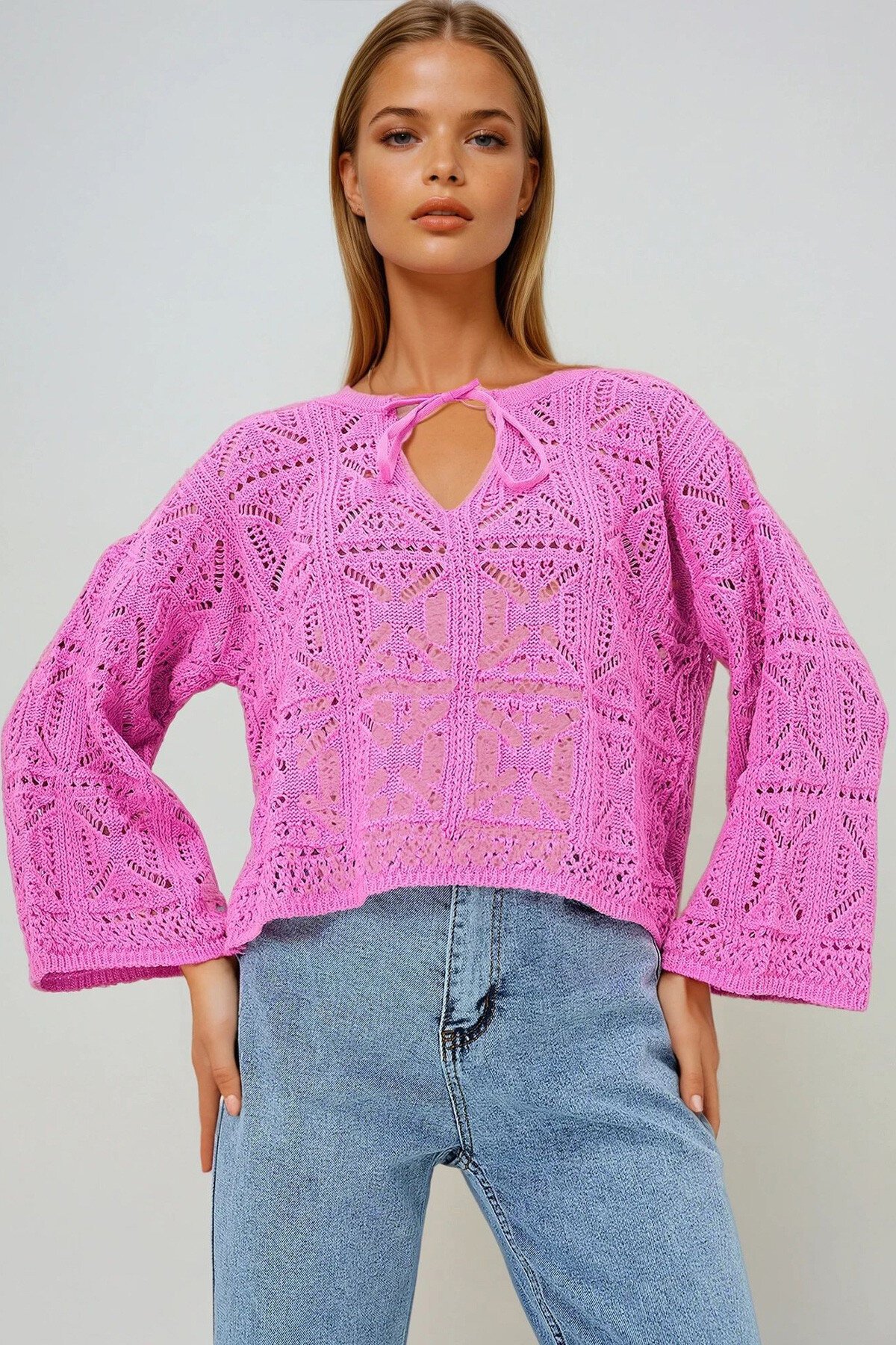 Pembe Geniş Yaka Bağlama Detaylı Ajurlu Triko Bluz