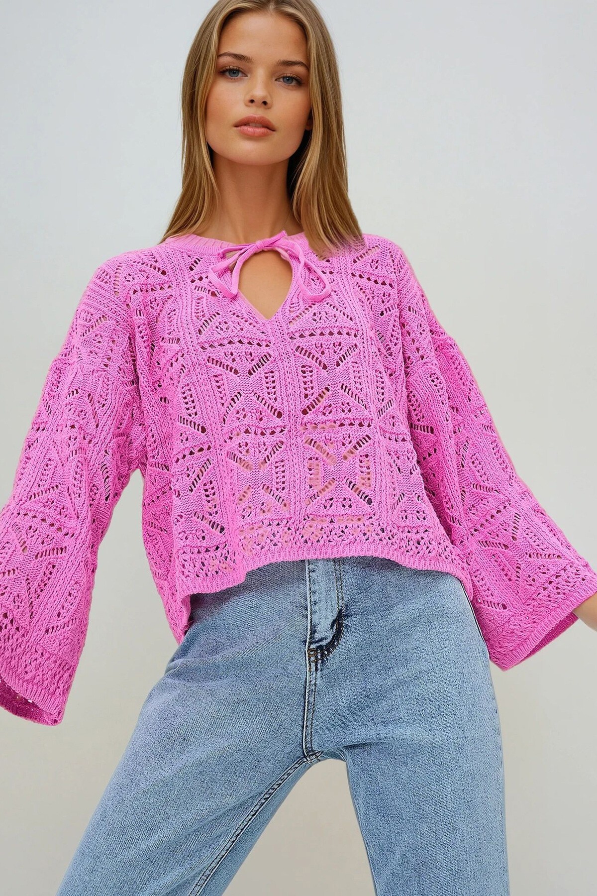 Pembe Geniş Yaka Bağlama Detaylı Ajurlu Triko Bluz