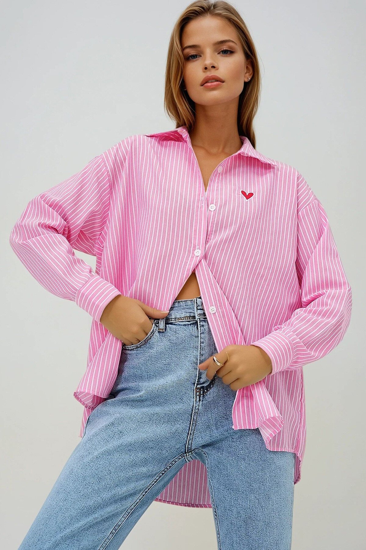Pembe Kalp Nakışlı Çizgili Oversize Dokuma Gömlek