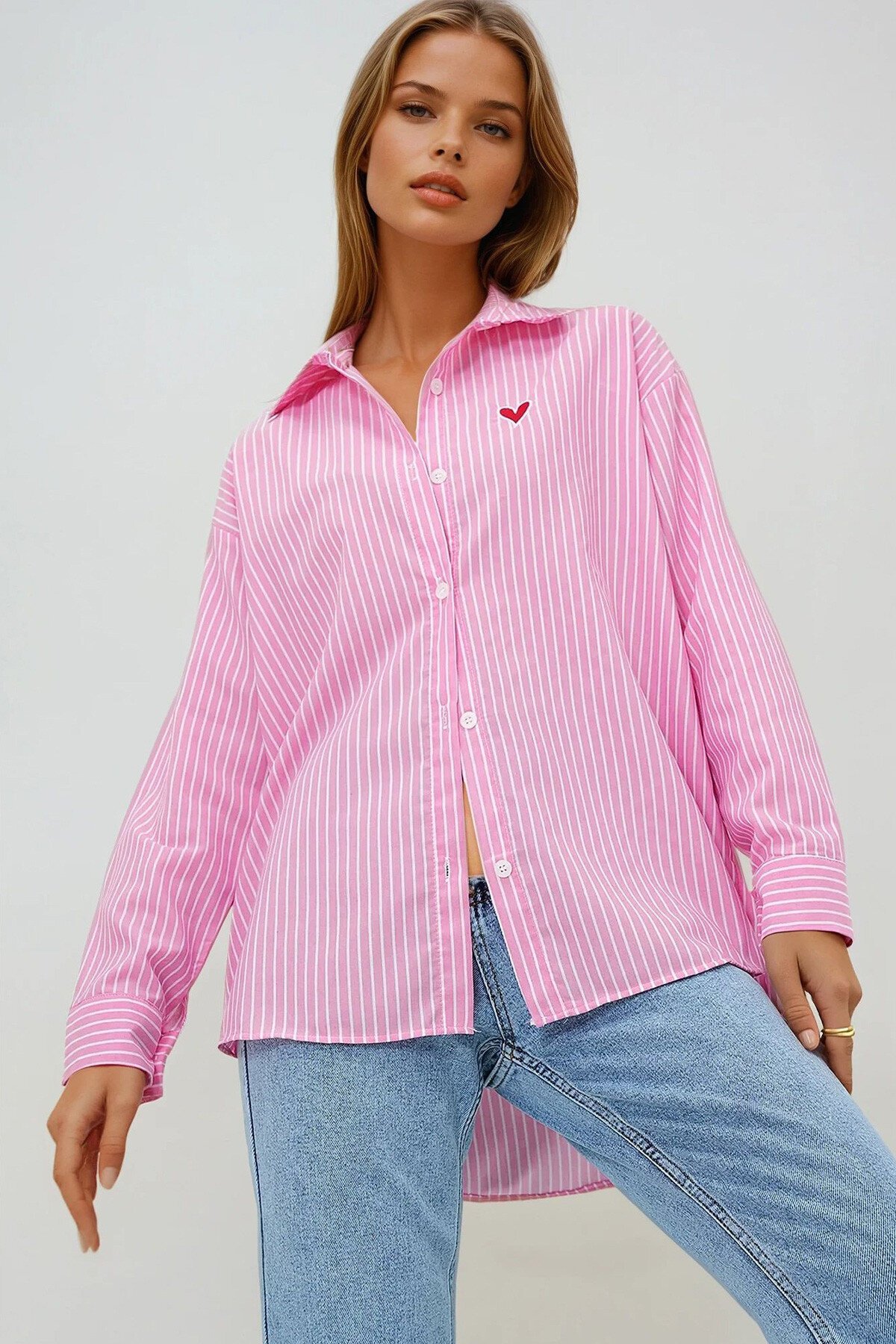 Pembe Kalp Nakışlı Çizgili Oversize Dokuma Gömlek