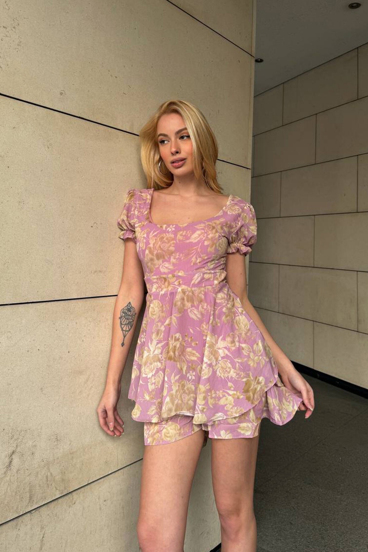 Pembe Kare Yaka Sırt Detaylı Şortlu Çiçek Detay Mini Elbise