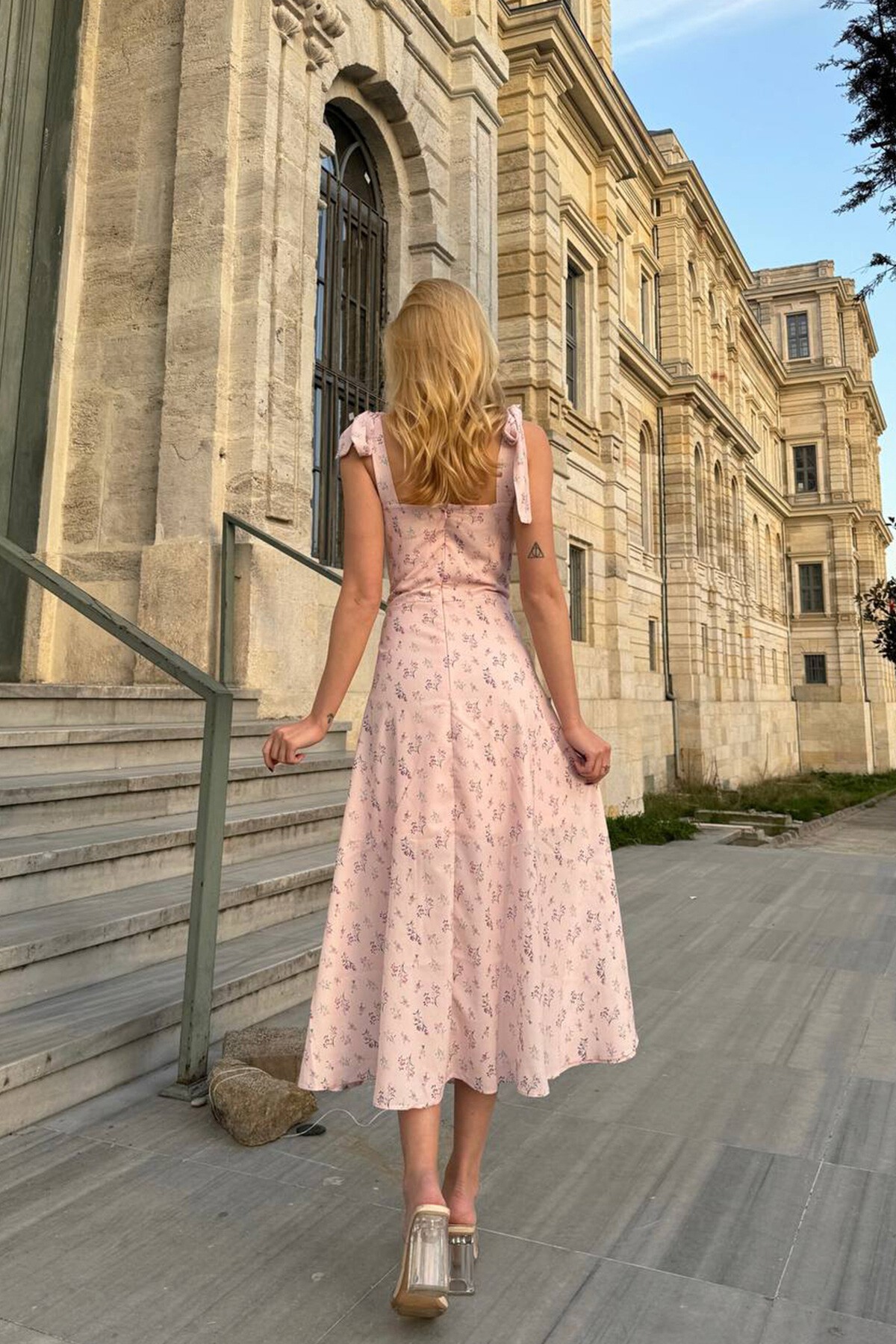 Pudra Öpücük Yaka Omuz Detaylı Yırtmaçlı Elbise