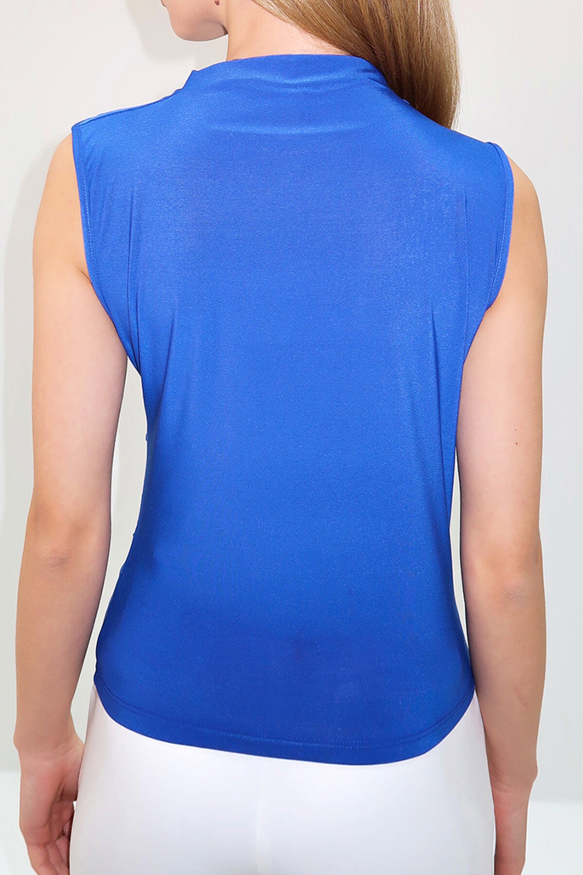 Saks Mavi Dik Yaka Omuz Drapeli Kolsuz Sandy Bluz