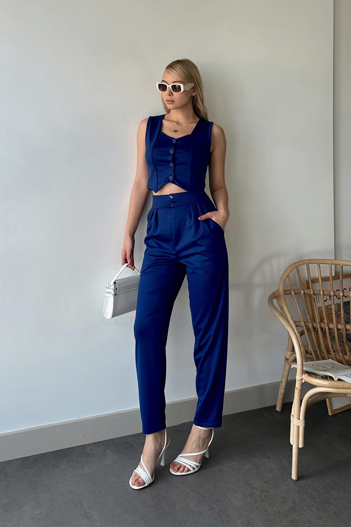 Saks Yüksek Bel Havuç Pantolon Ve Kalp Yaka Düğmeli Crop Yelek Alt Üst Takım