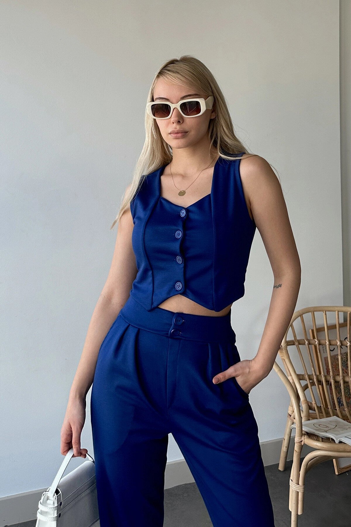 Saks Yüksek Bel Havuç Pantolon Ve Kalp Yaka Düğmeli Crop Yelek Alt Üst Takım