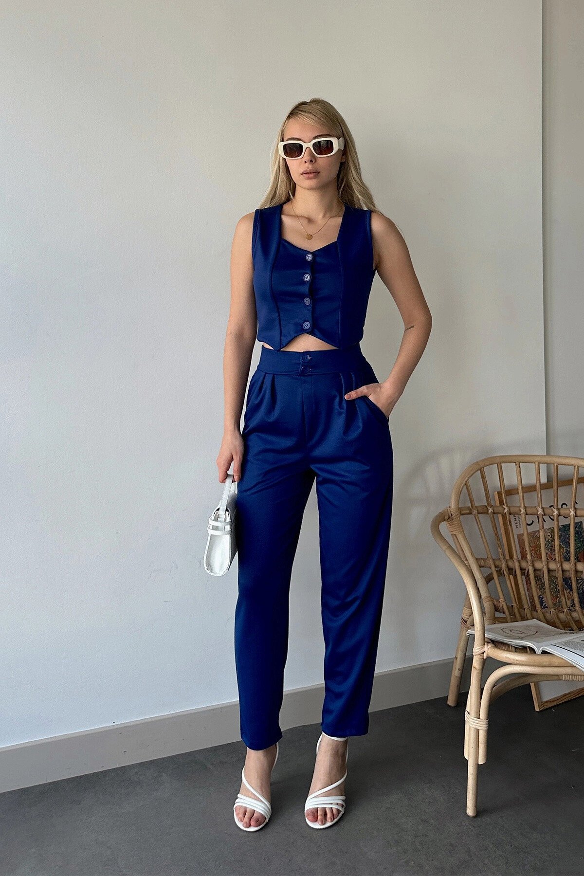 Saks Yüksek Bel Havuç Pantolon Ve Kalp Yaka Düğmeli Crop Yelek Alt Üst Takım