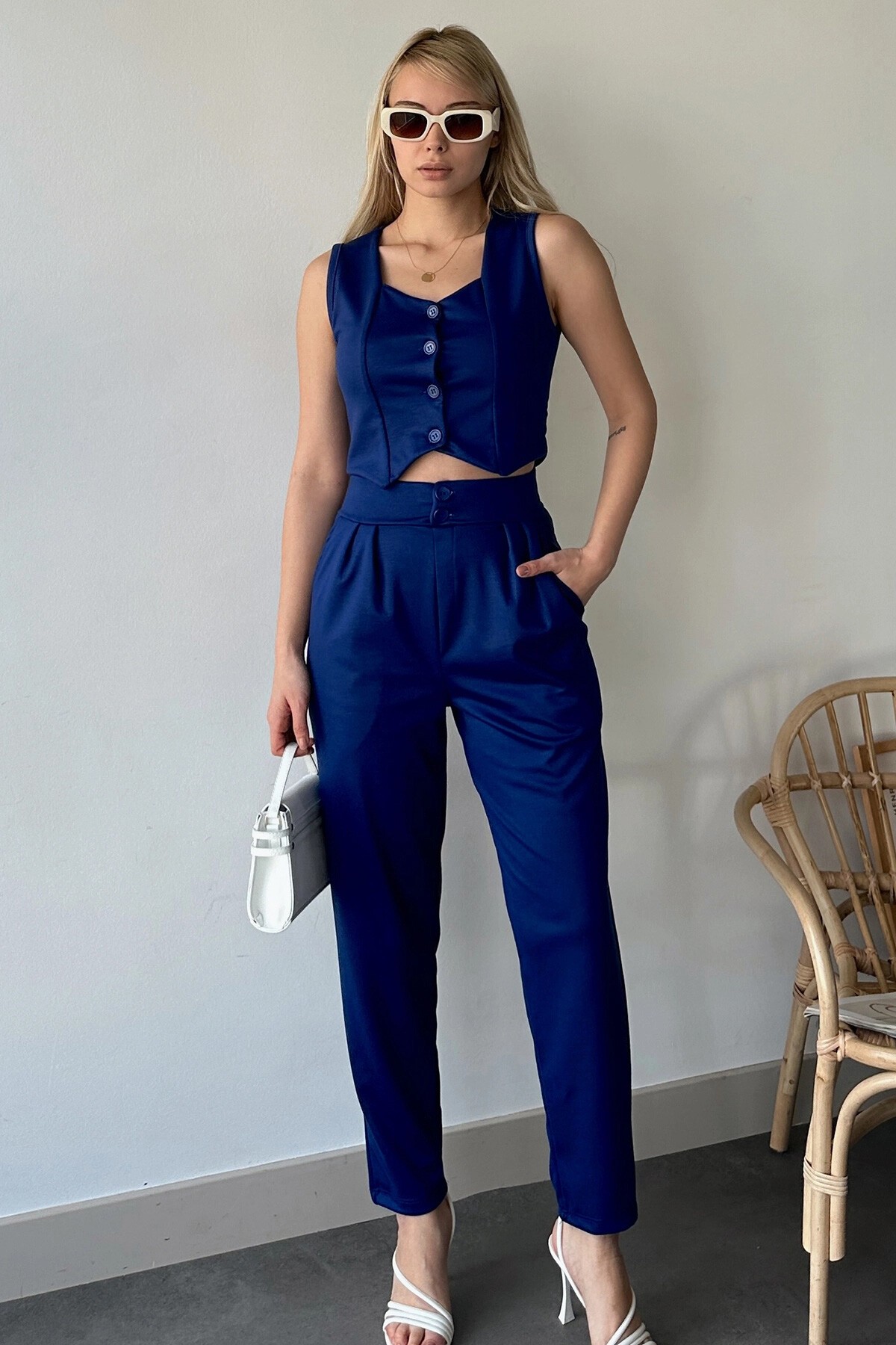 Saks Yüksek Bel Havuç Pantolon Ve Kalp Yaka Düğmeli Crop Yelek Alt Üst Takım