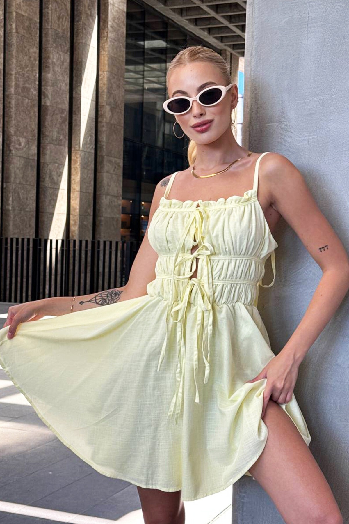 Sarı İnce Askılı Bağlama Detaylı Büzgülü Mini Elbise