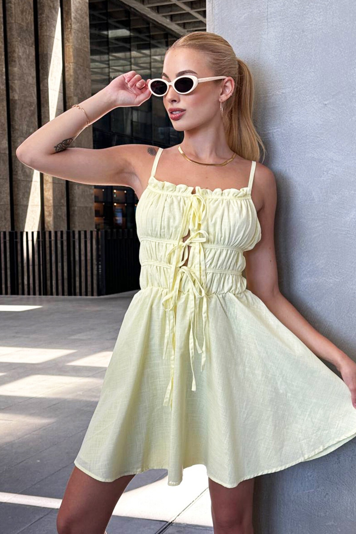 Sarı İnce Askılı Bağlama Detaylı Büzgülü Mini Elbise