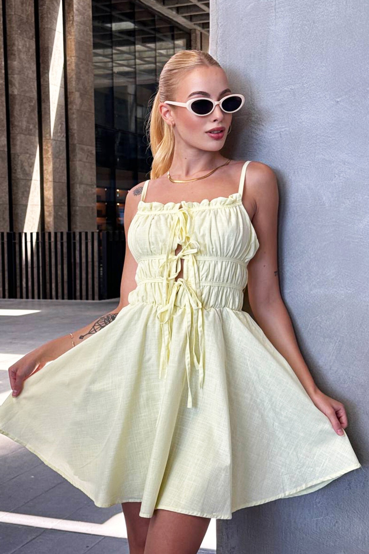 Sarı İnce Askılı Bağlama Detaylı Büzgülü Mini Elbise