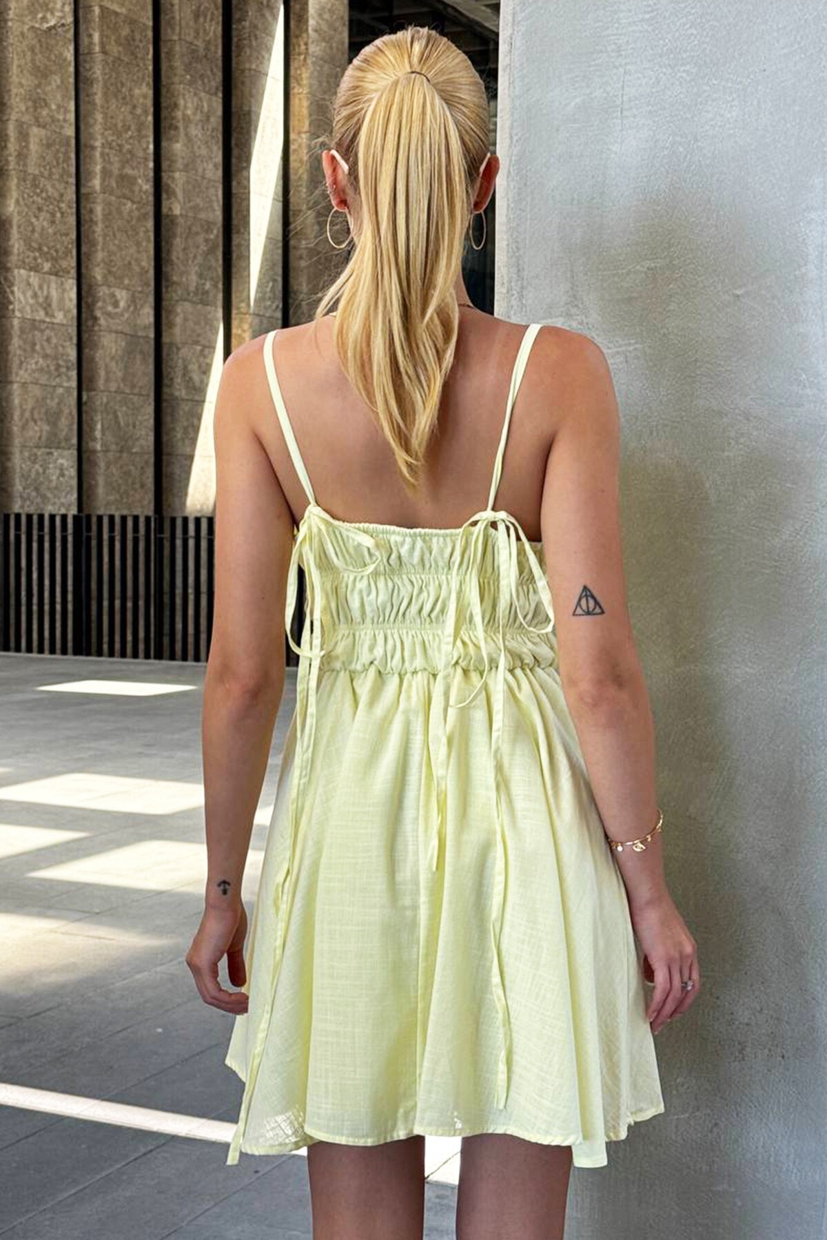 Sarı İnce Askılı Bağlama Detaylı Büzgülü Mini Elbise