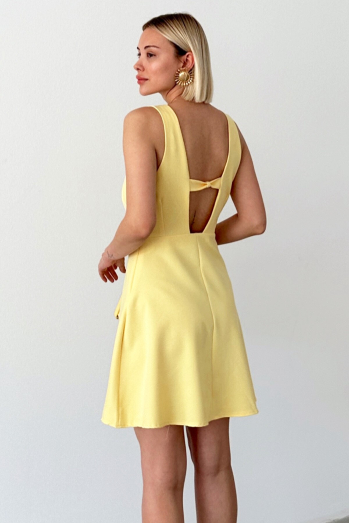 Sarı Kalın Askılıı Derin V Yaka Sırt Detaylı  Mini Elbise