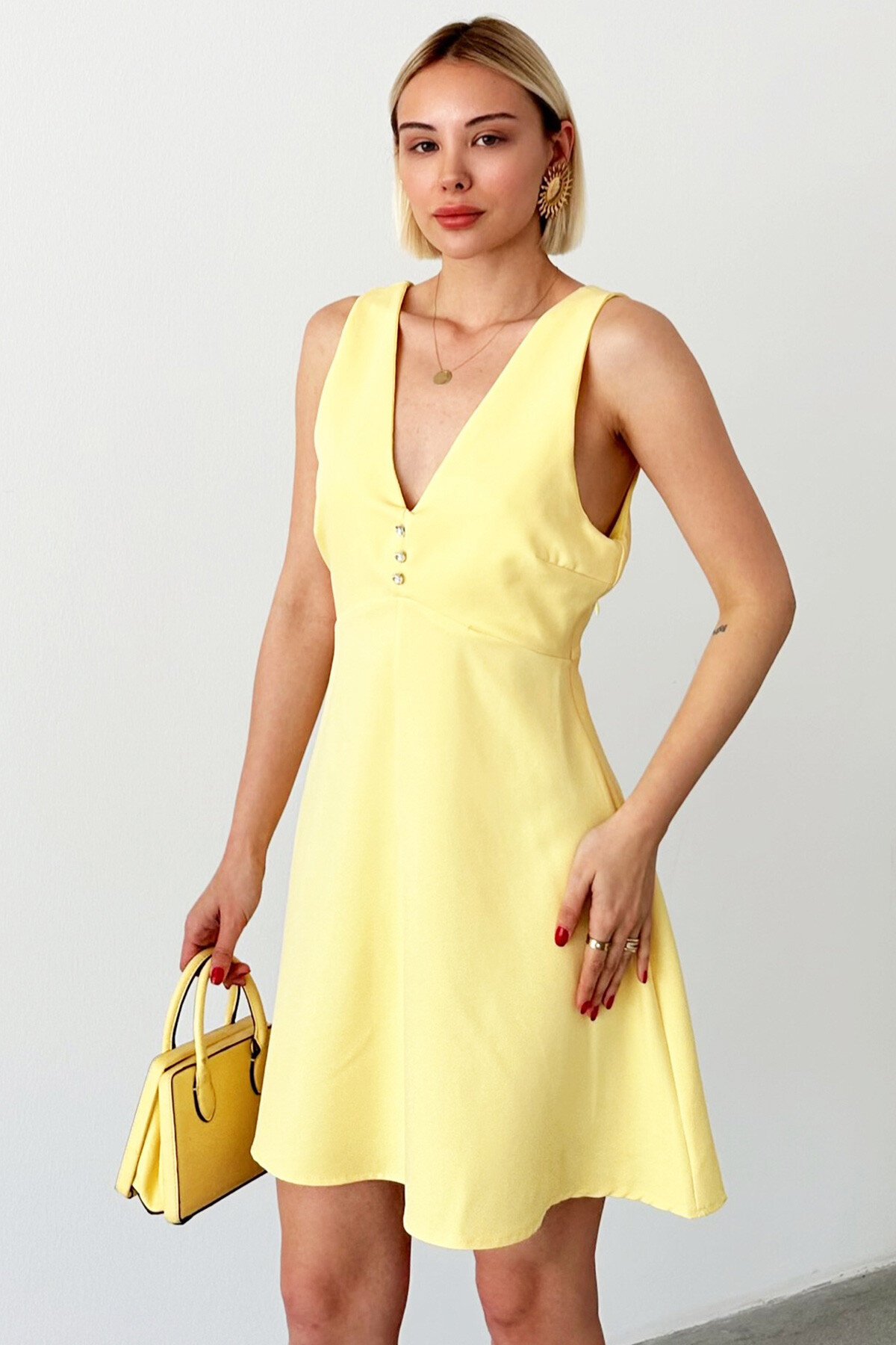 Sarı Kalın Askılıı Derin V Yaka Sırt Detaylı  Mini Elbise