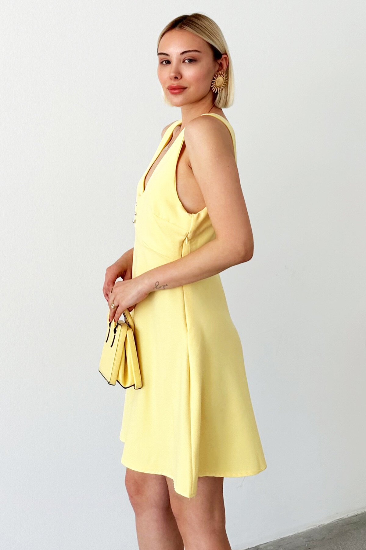 Sarı Kalın Askılıı Derin V Yaka Sırt Detaylı  Mini Elbise