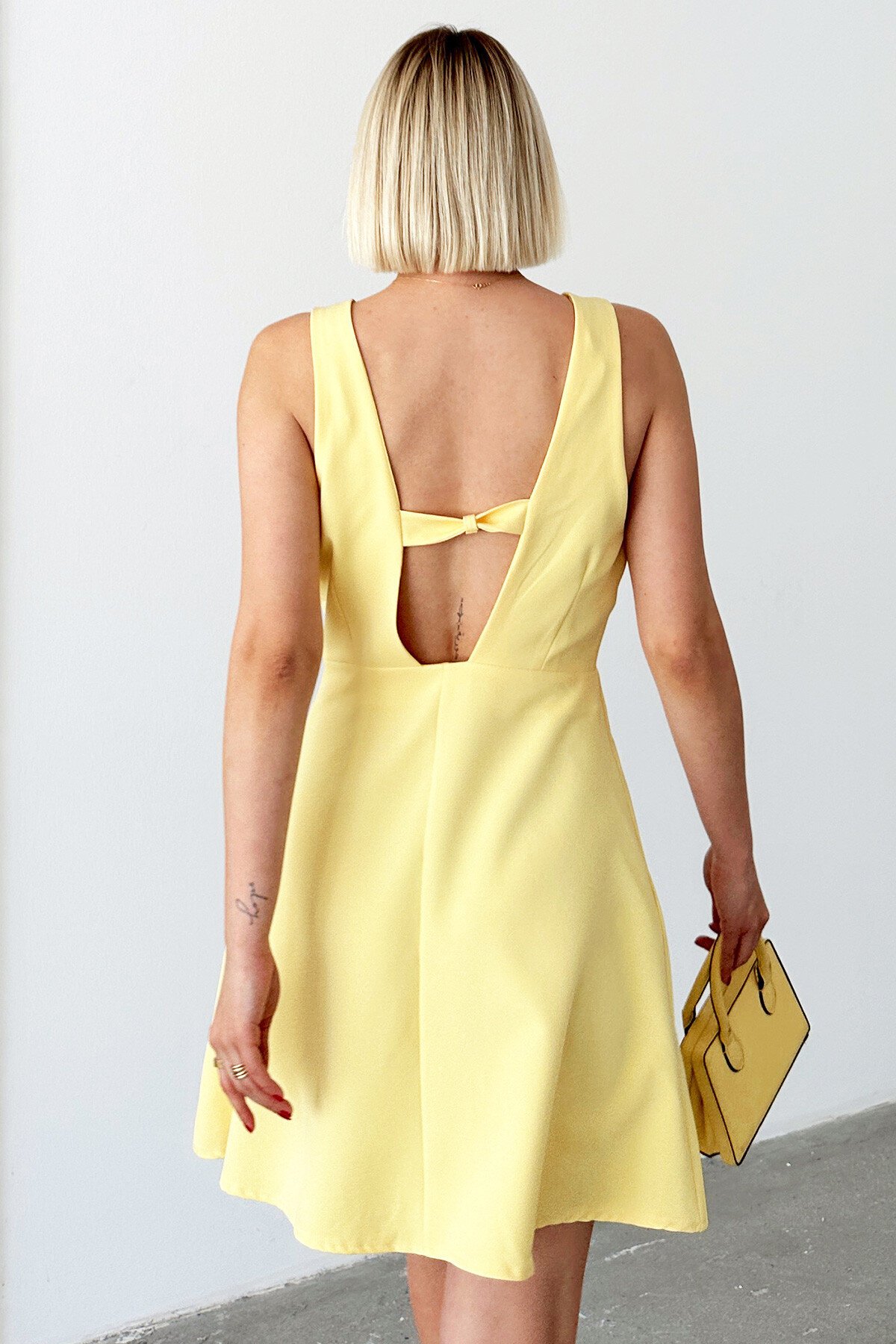 Sarı Kalın Askılıı Derin V Yaka Sırt Detaylı  Mini Elbise