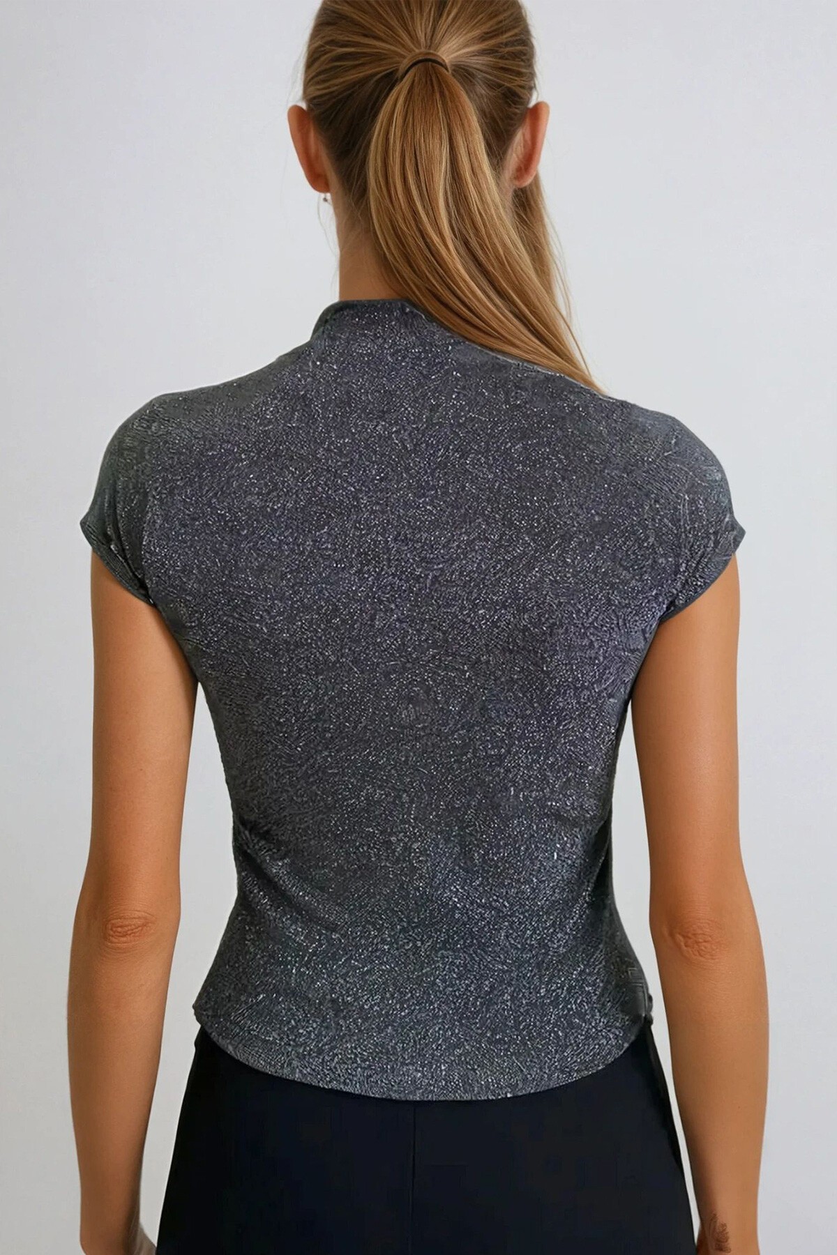 Simli Siyah Dik Yaka Yanları Drapeli Simli Örme Kolsuz Bluz