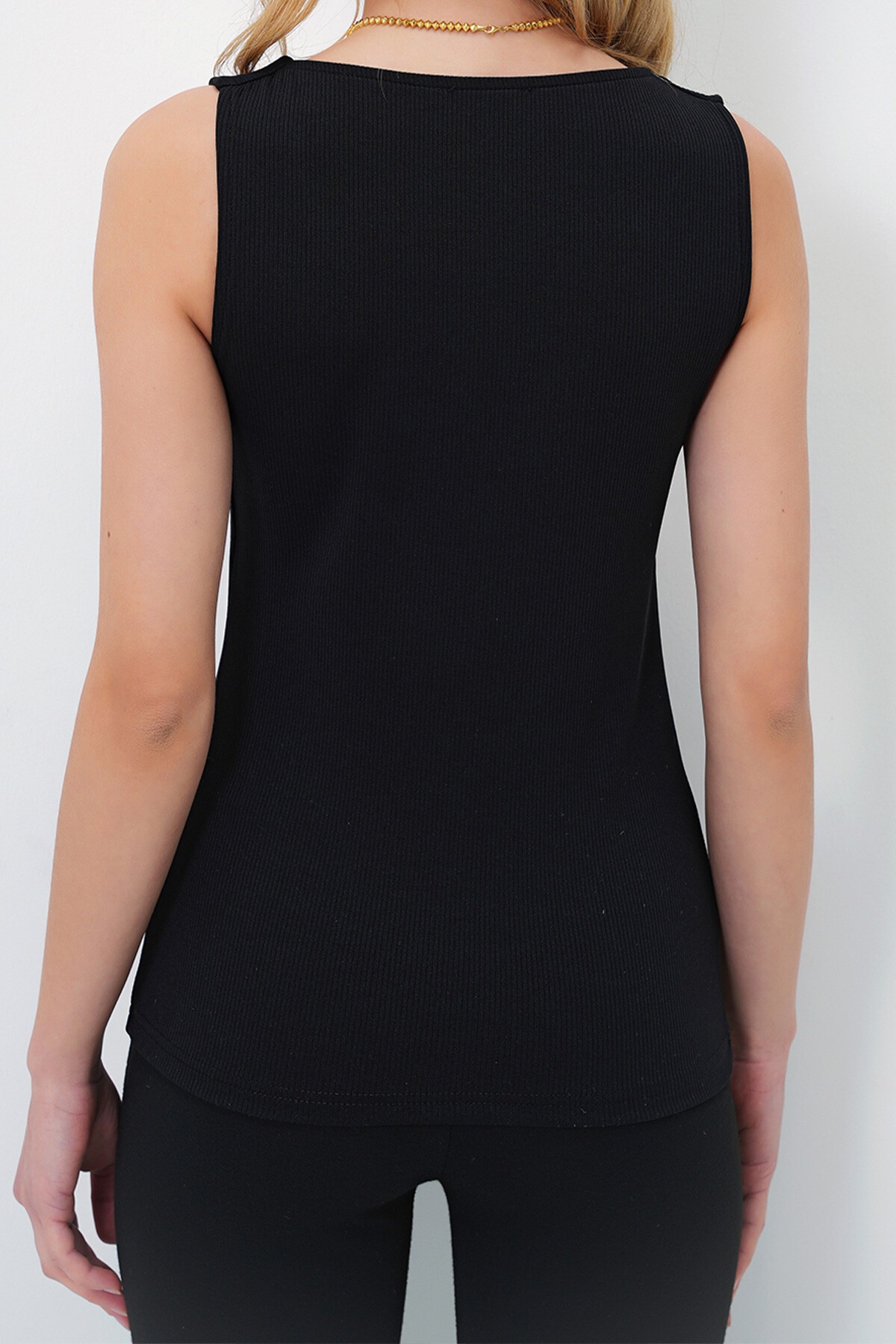 Siyah Akseuar Detaylı Tulumlu Kolsuz Bluz