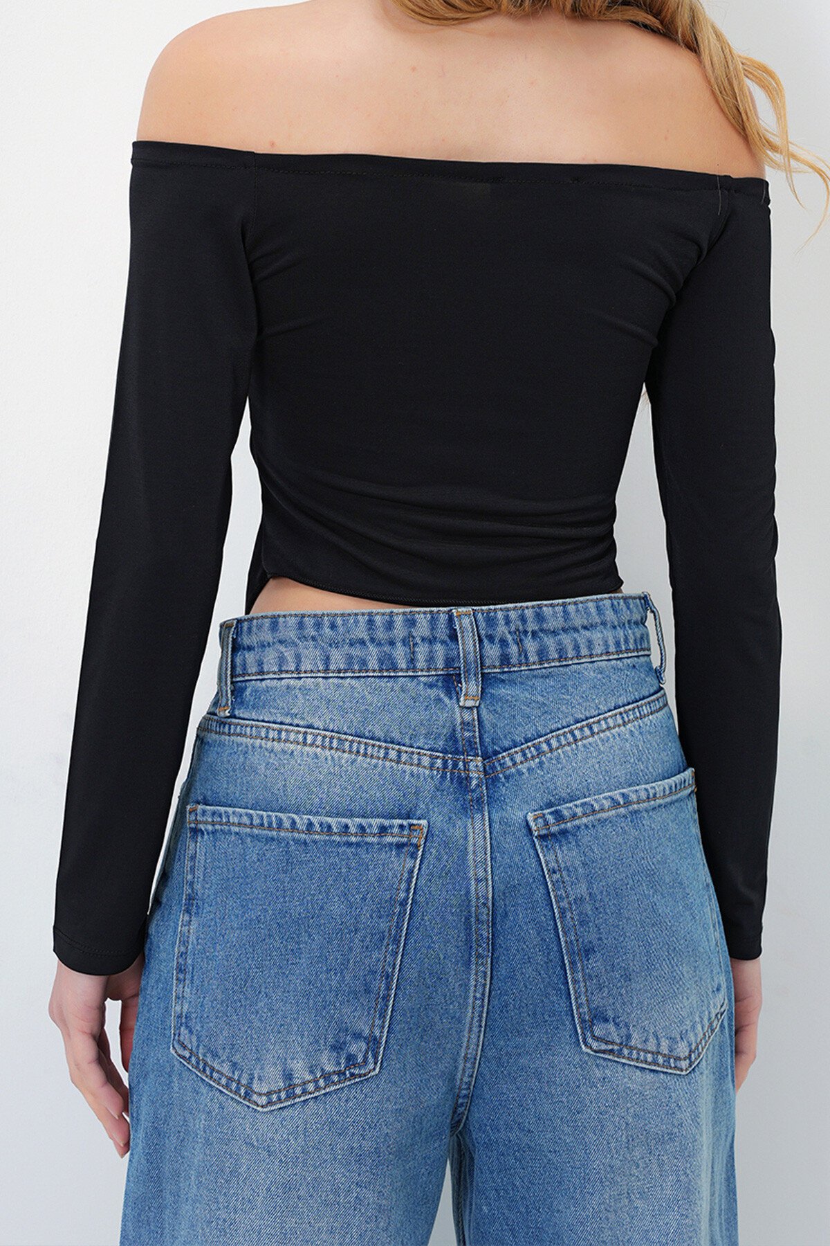 Siyah Asimetrik Kesim Önü Büzdürmeli Madonna Yaka Sandy Bluz