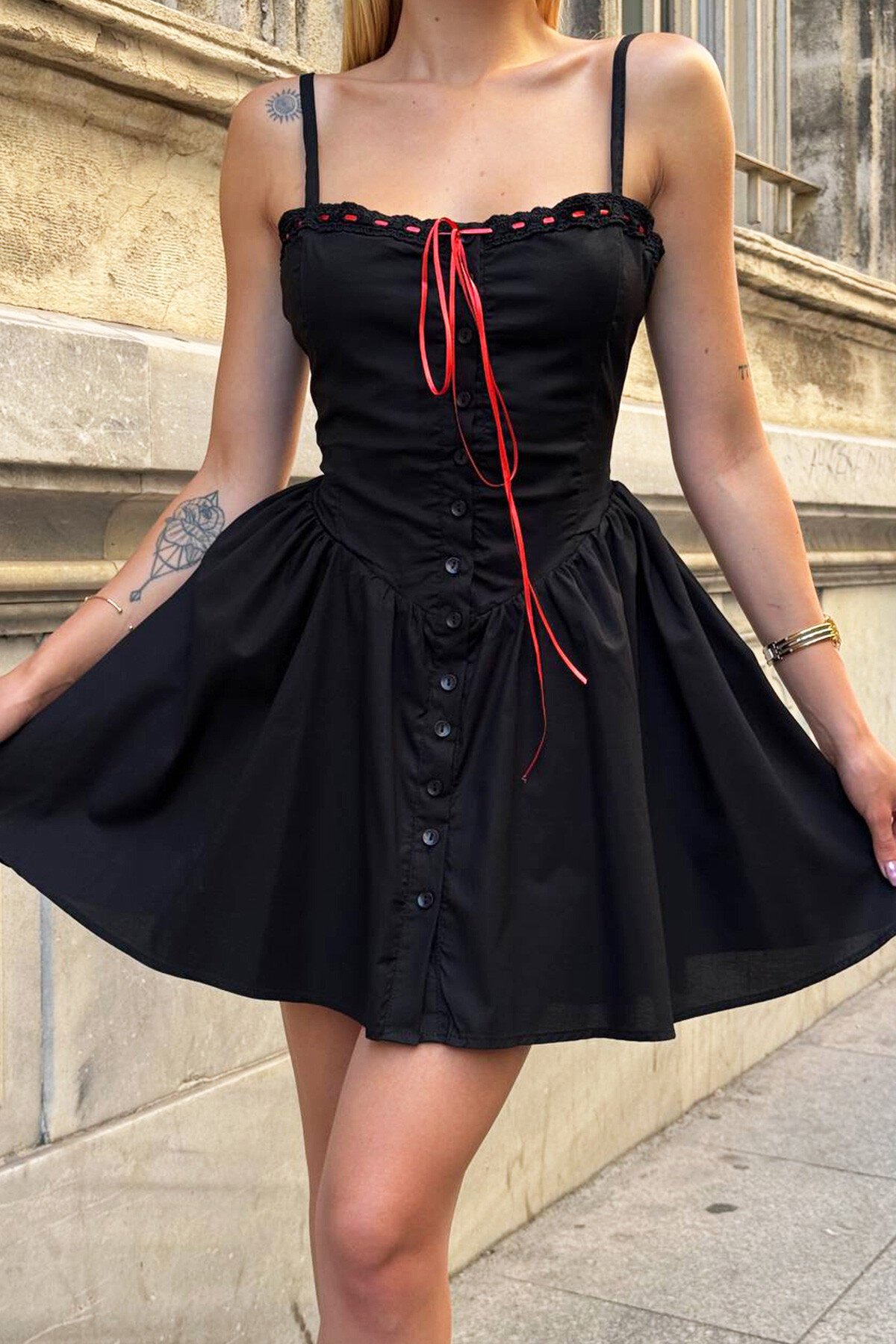 Siyah Askılı Önü Düğmeli Kurdele Detaylı Mini Elbise