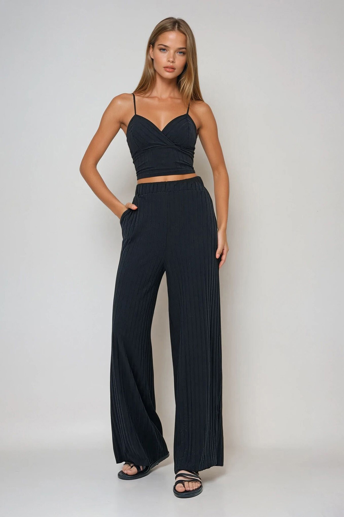 Siyah Ayarlanabilir İp Askılı Kruvaze Büstiyer Ve Yırtmaçlı Palazzo Pantolon Takım