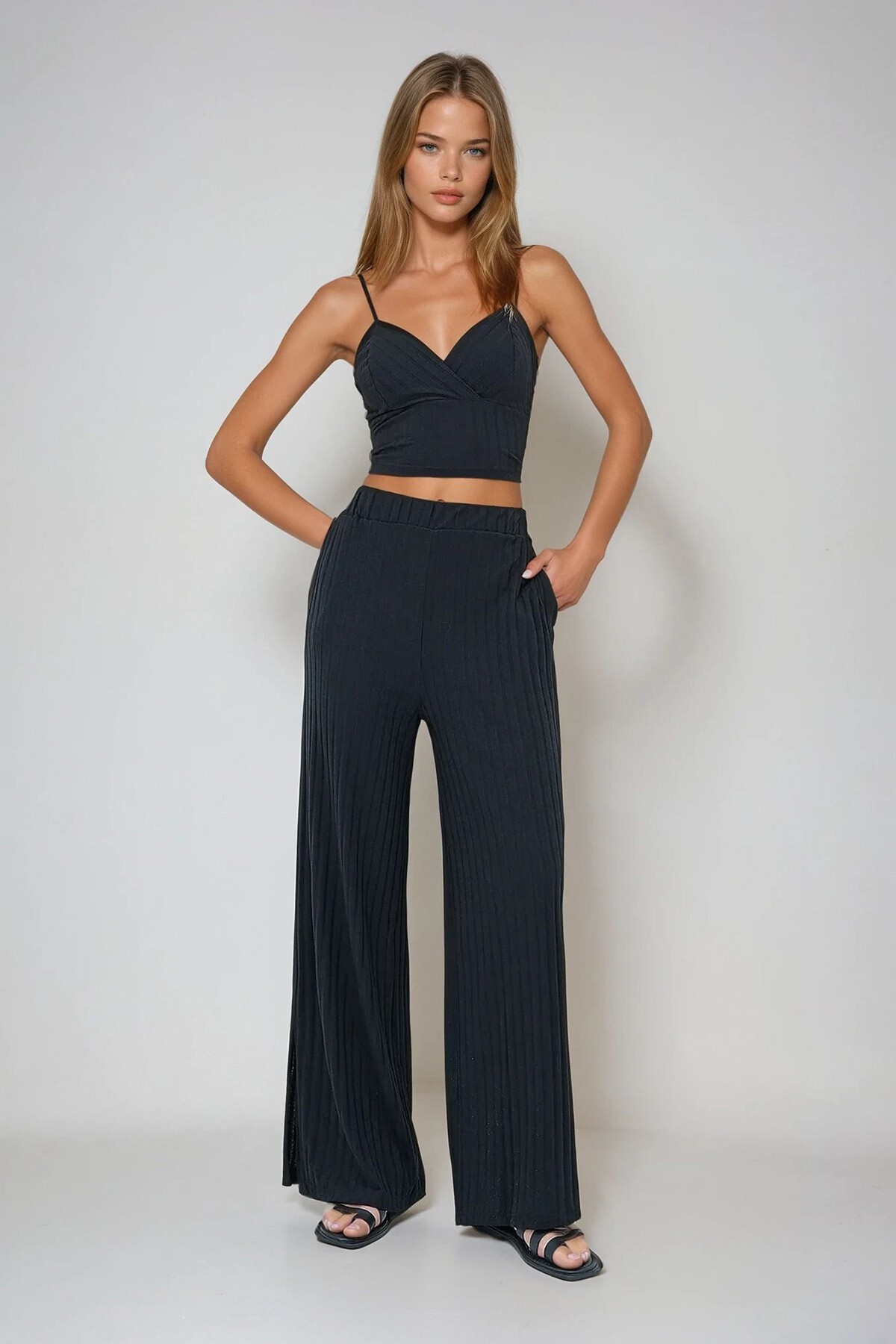 Siyah Ayarlanabilir İp Askılı Kruvaze Büstiyer Ve Yırtmaçlı Palazzo Pantolon Takım