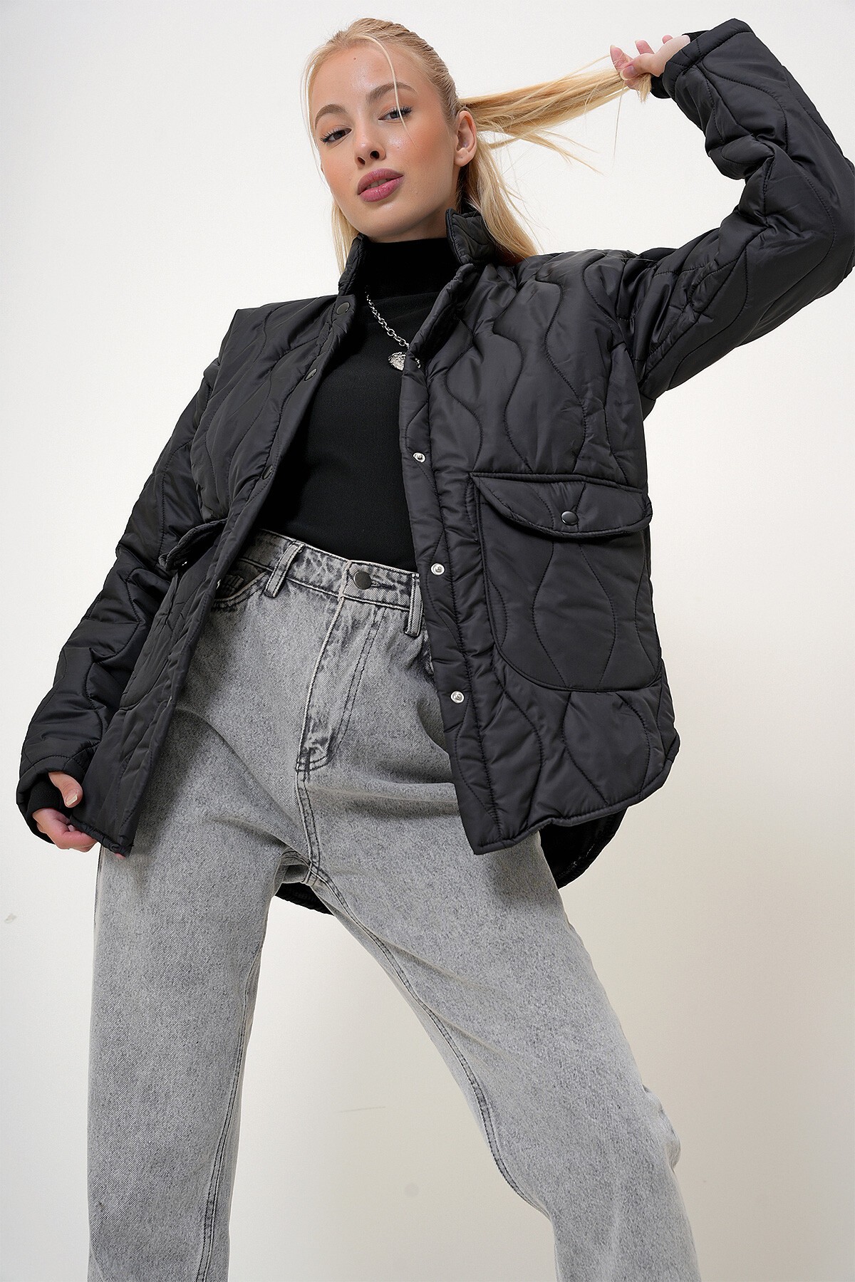 Siyah Bebe Yaka Astarlı Çift Cepli Kapitone Mont