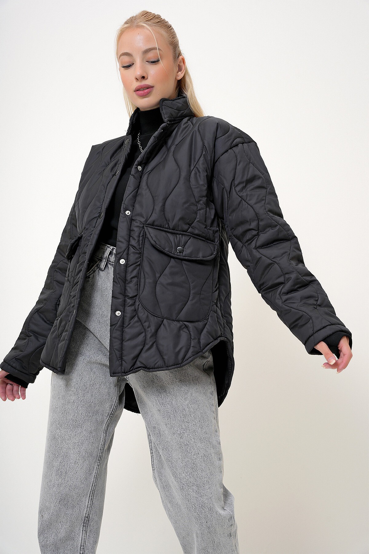 Siyah Bebe Yaka Astarlı Çift Cepli Kapitone Mont