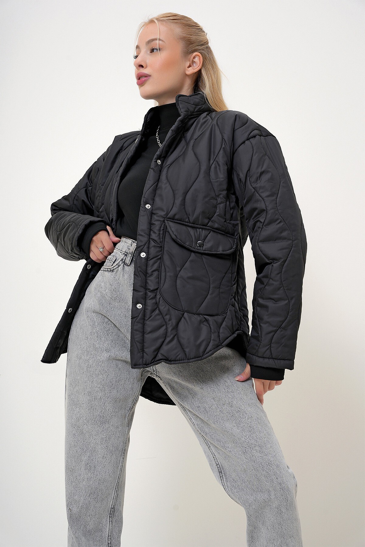 Siyah Bebe Yaka Astarlı Çift Cepli Kapitone Mont