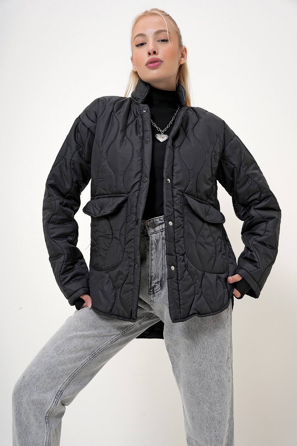 Siyah Bebe Yaka Astarlı Çift Cepli Kapitone Mont