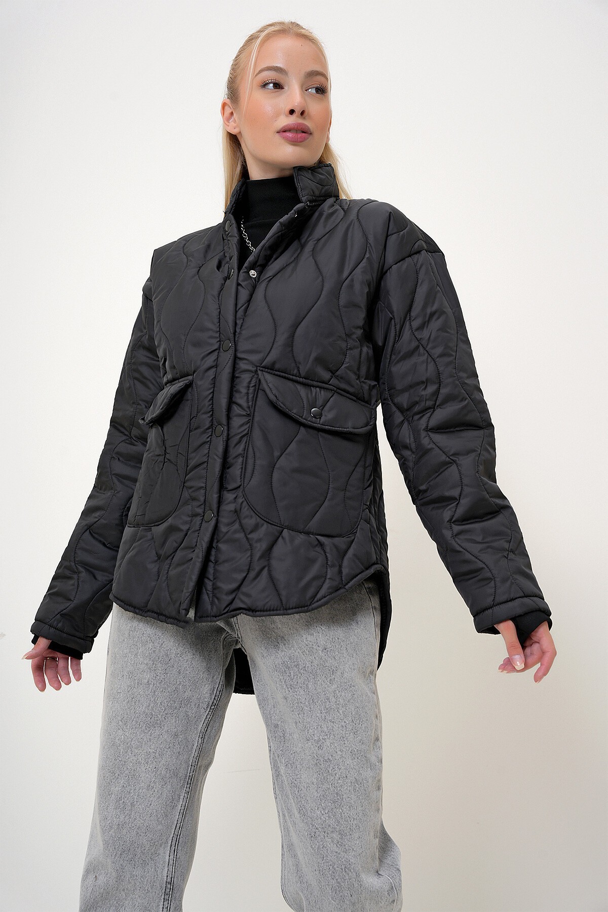 Siyah Bebe Yaka Astarlı Çift Cepli Kapitone Mont