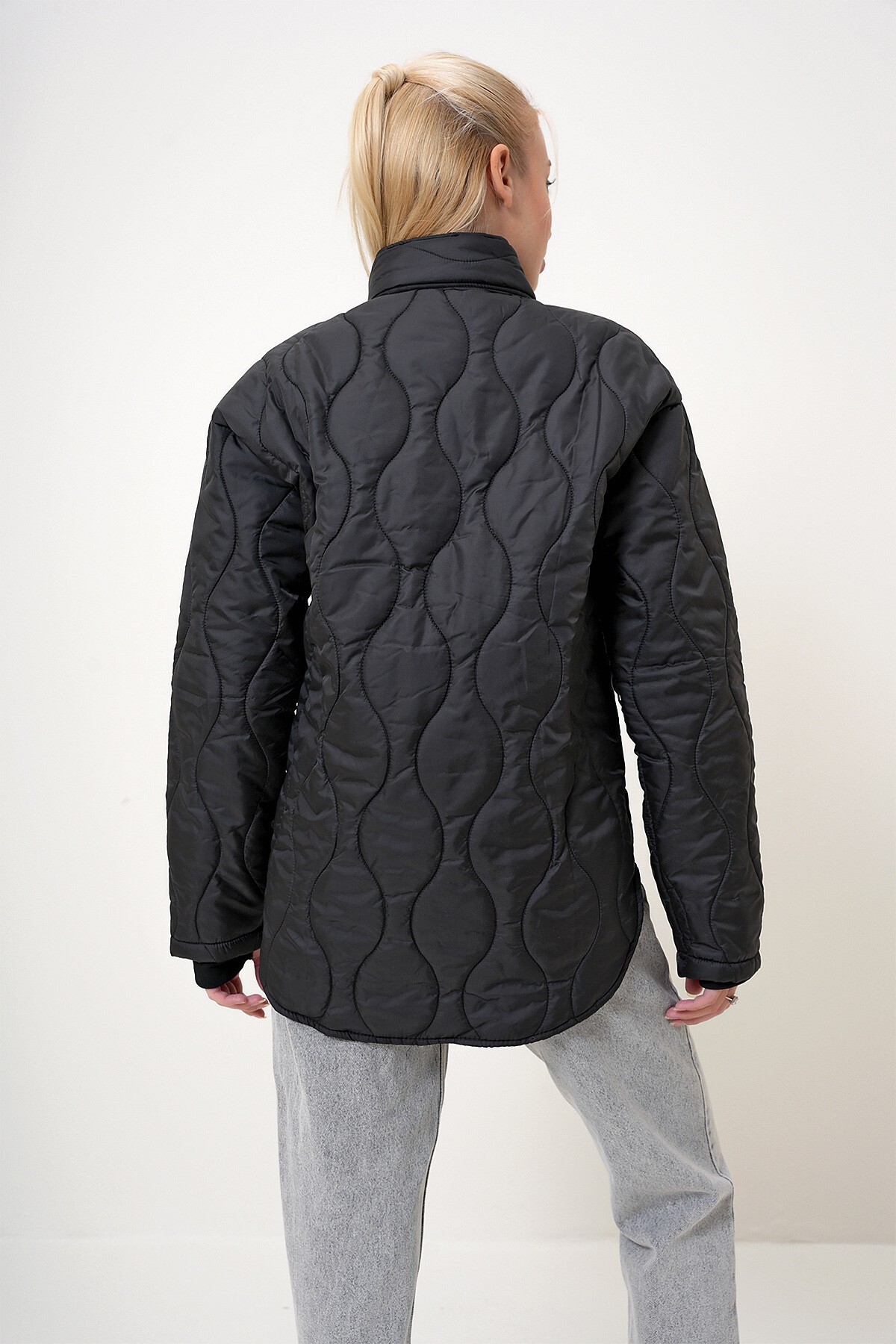 Siyah Bebe Yaka Astarlı Çift Cepli Kapitone Mont