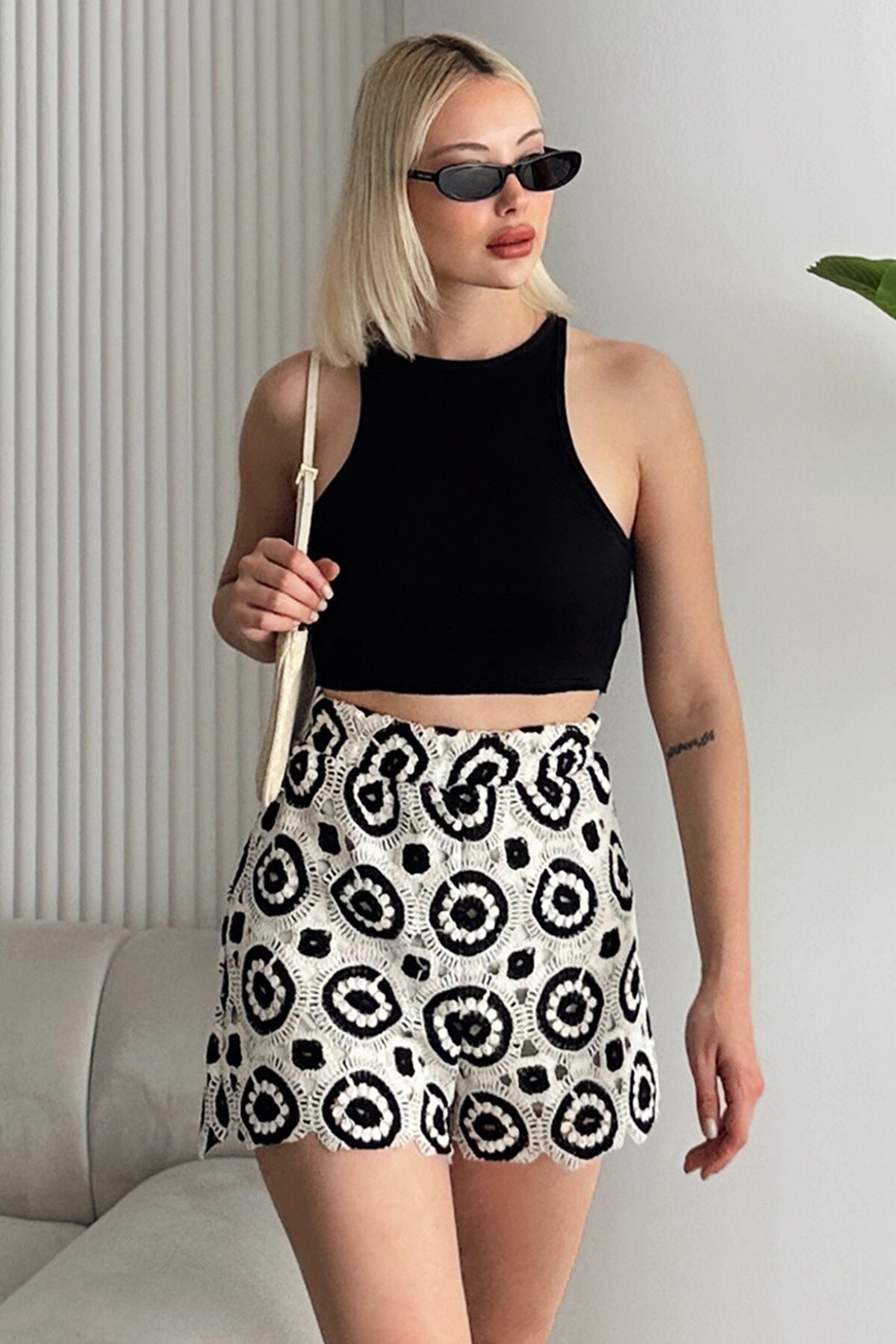 Siyah Beyaz Beli Lastikli Kroşe Detaylı Şort